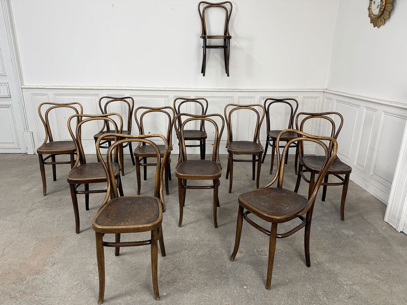 Suite de 12 chaises de bistrot à gaufrage végétal 1920