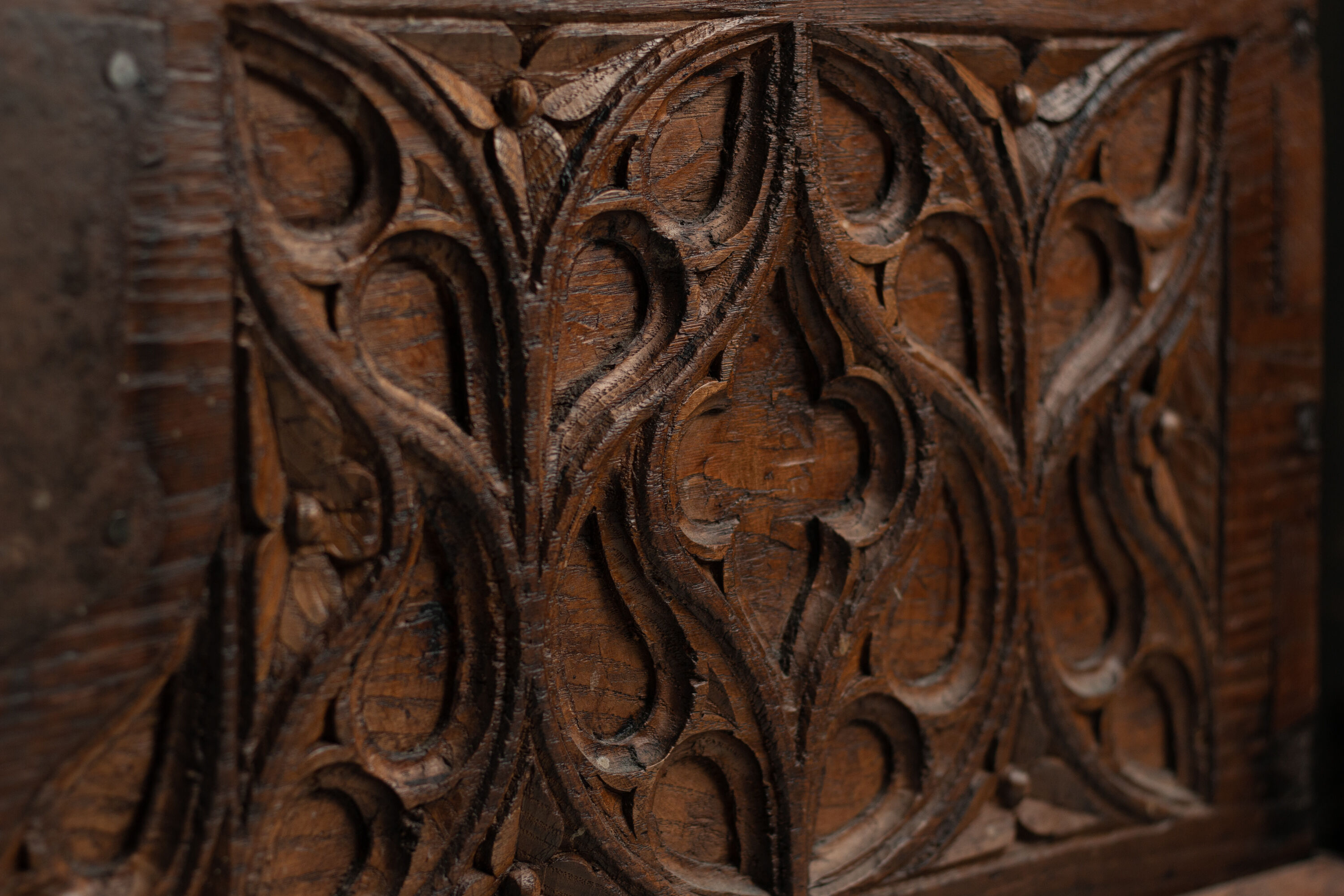 Coffre gothique chêne á façade sculpté - haute époque