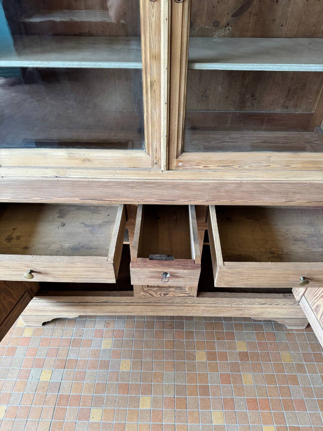 Glass-fronted dresser in pitch pine - Late 19th century