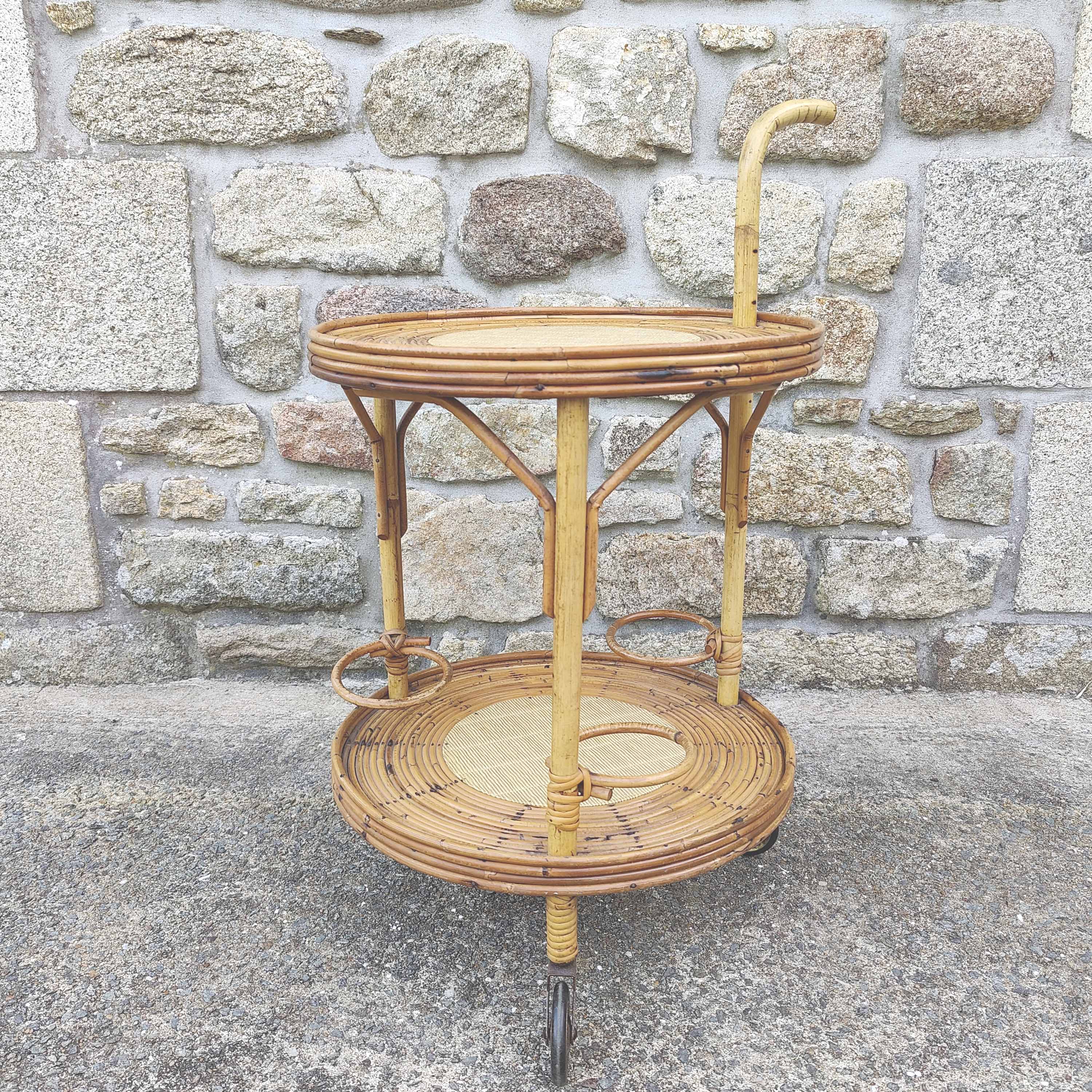 Round dessert bar in rattan and vinyl braided straw way