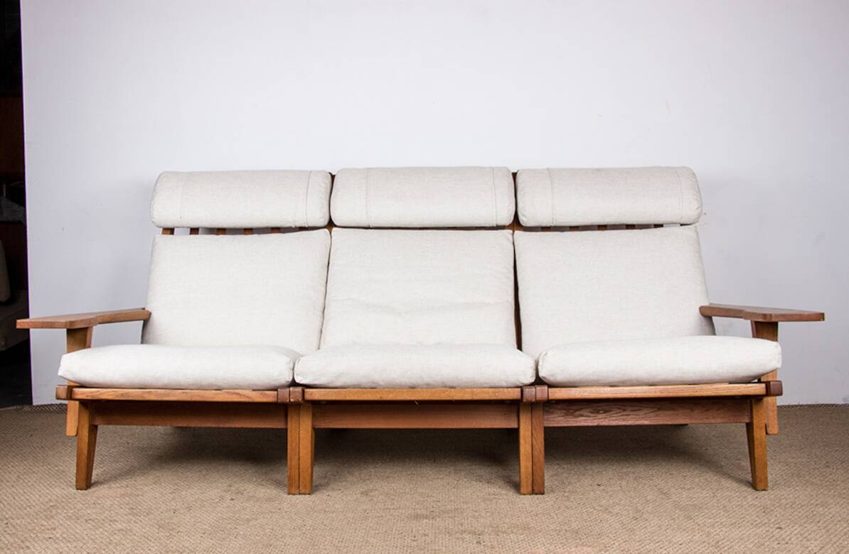 Danish sofa in solid oak and fabric, model GE375 by Hans Wegner 1960.