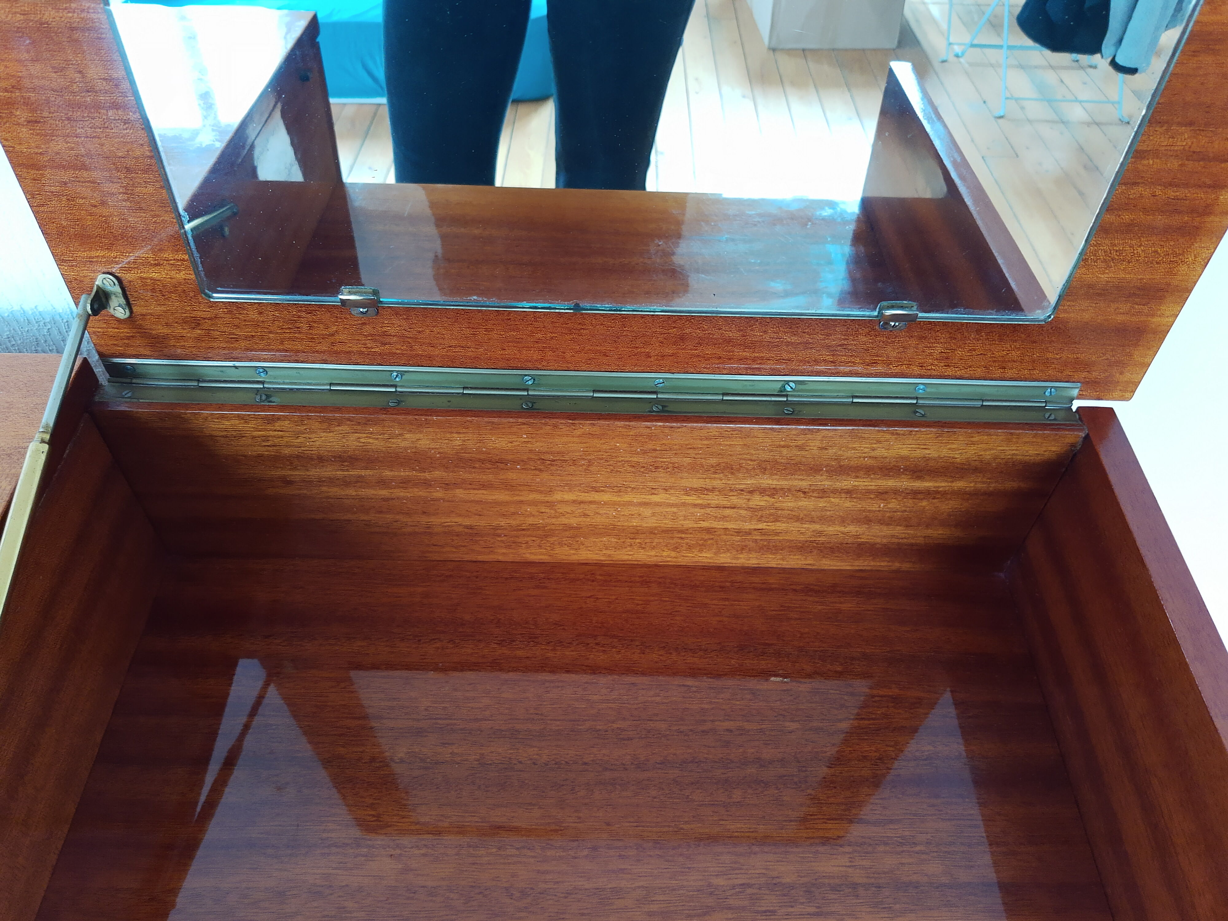 Teak vintage hairdresser