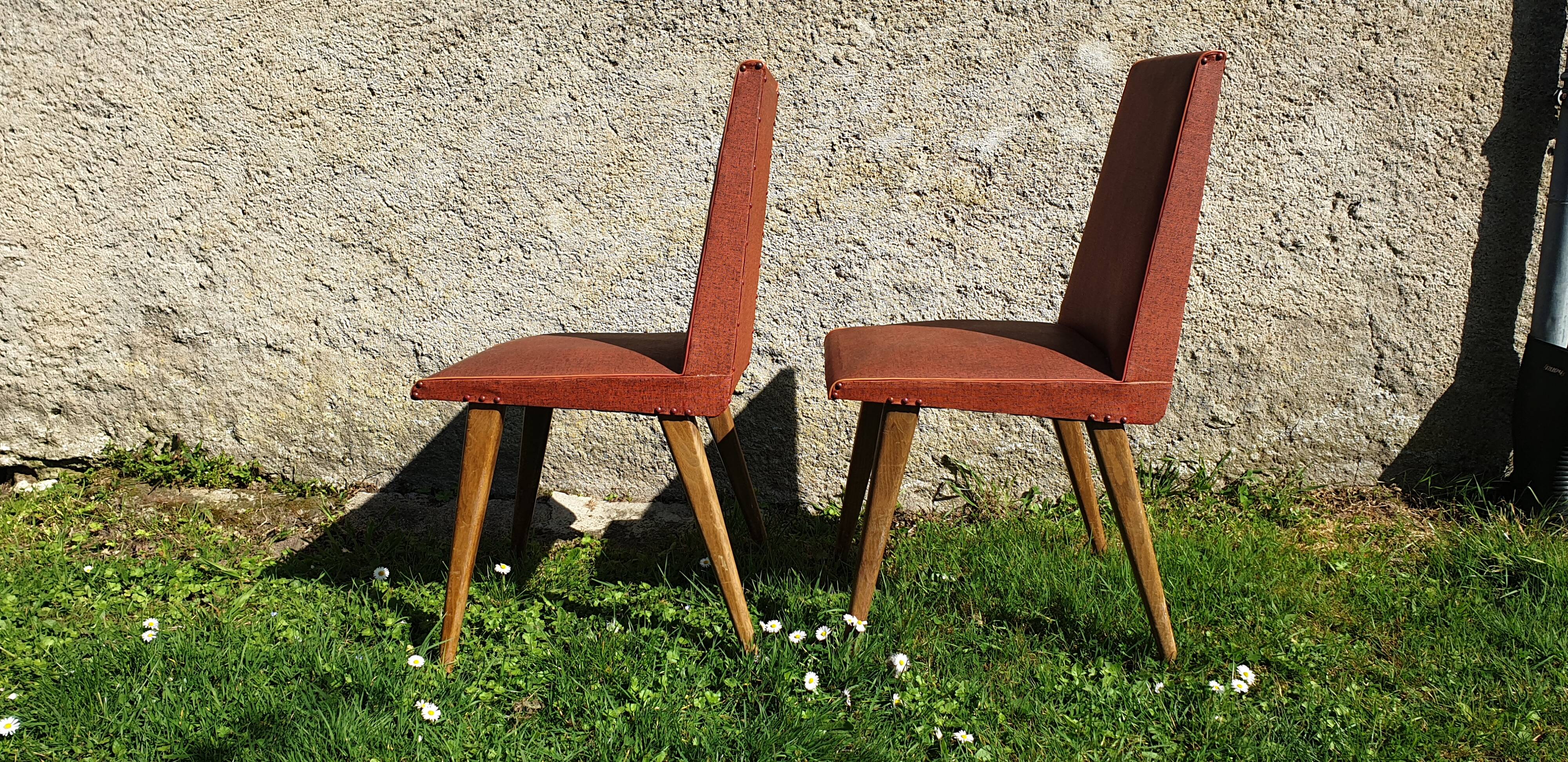 Pair of 1950s lounge chairs in oak and red moleskin.