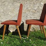Pair of 1950s lounge chairs in oak and red moleskin.