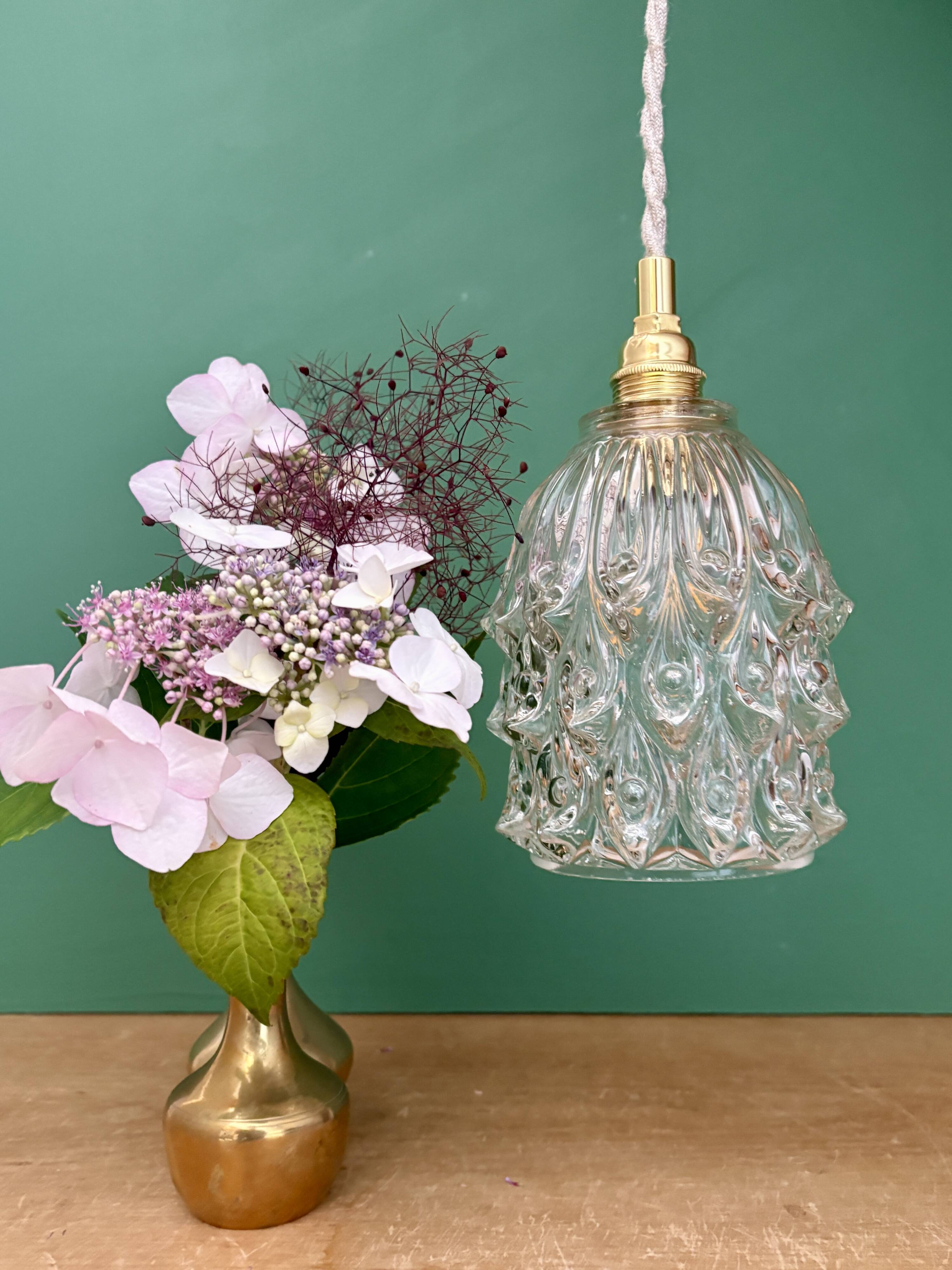 Suspension globe vintage en verre moulé