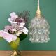 Suspension globe vintage en verre moulé