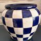 Vase, cache-pot à décor de damier