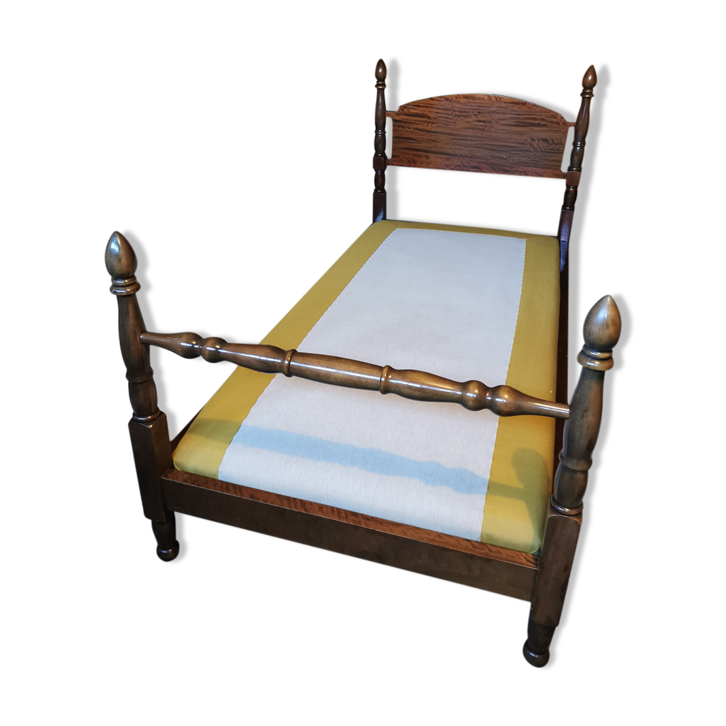 American colonial bed