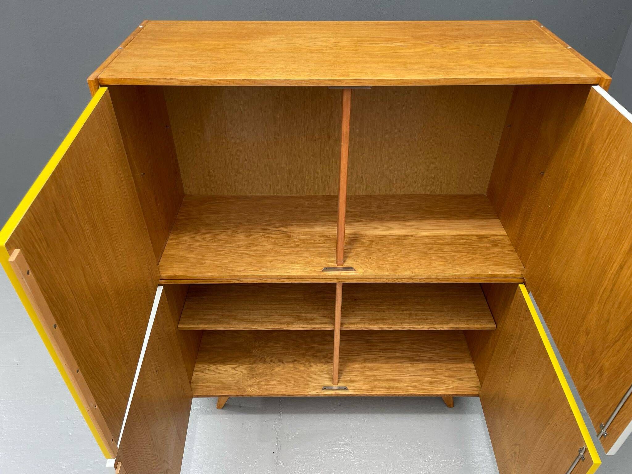 Armoire U-450 en placage de chêne, variante jaune et blanc, Jiří Jiroutek pour Inte