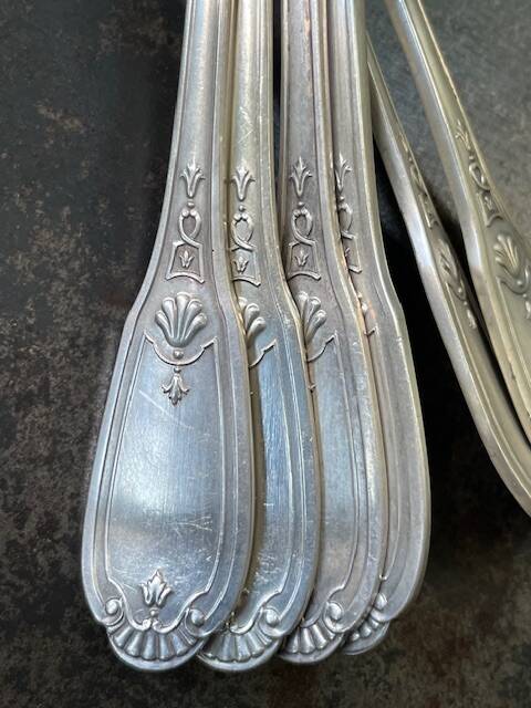 6 petites cuillères en métal argenté Louis XV - coquille