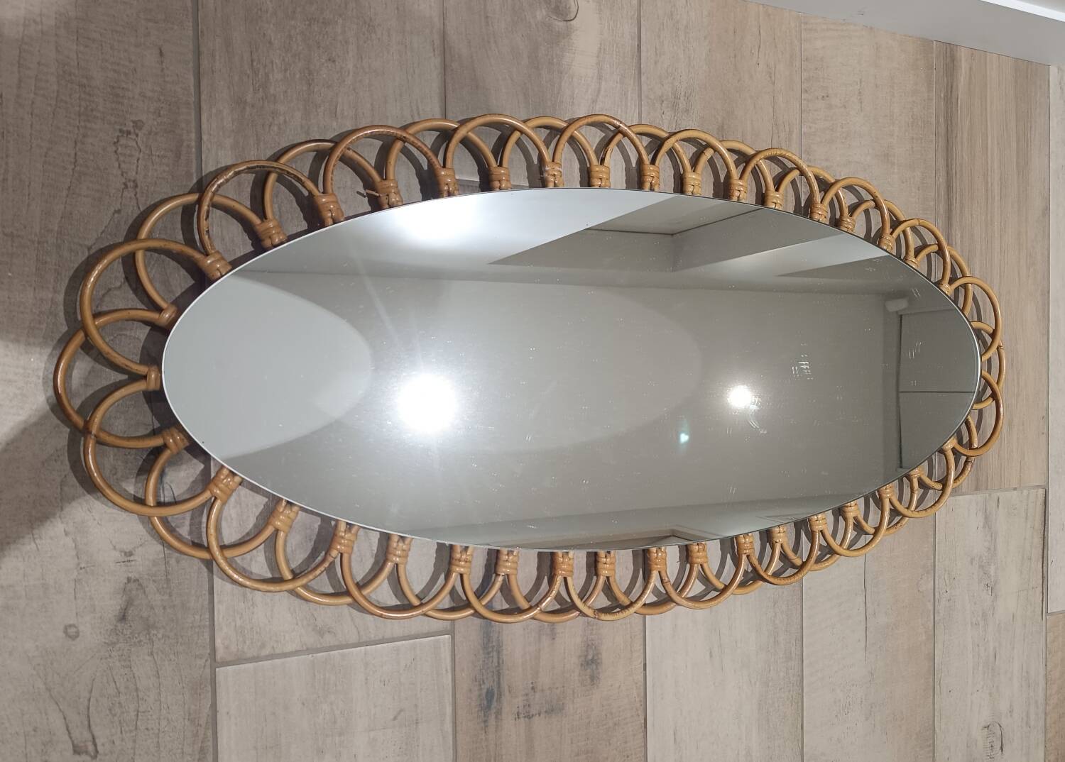 Grand miroir en rotin ovale vintage 1960