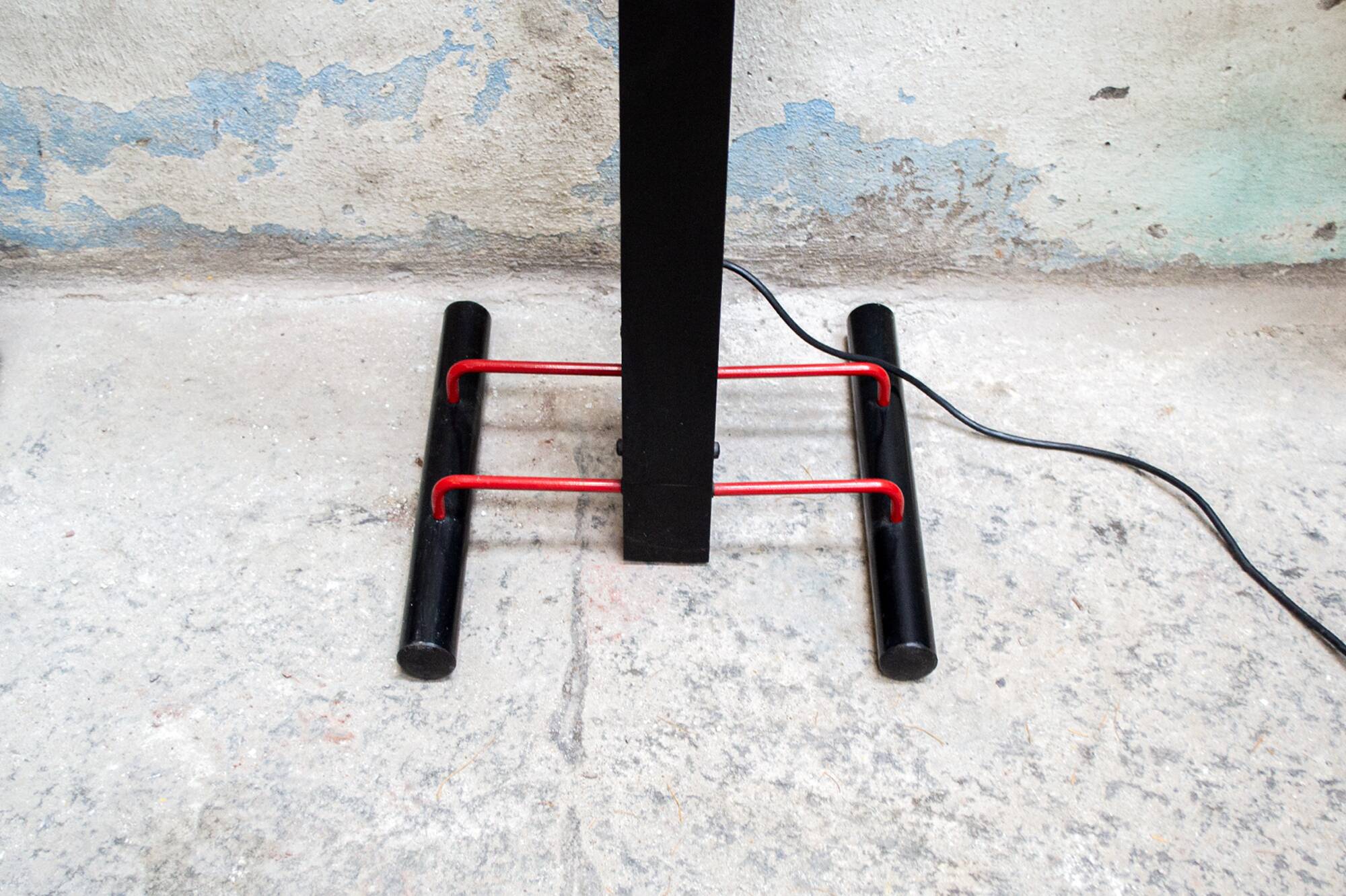 Rare lampadaire en métal laqué et plastique. Designer Emilio Ambasz Producteur Stilnovo