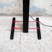 Rare lampadaire en métal laqué et plastique. Designer Emilio Ambasz Producteur Stilnovo