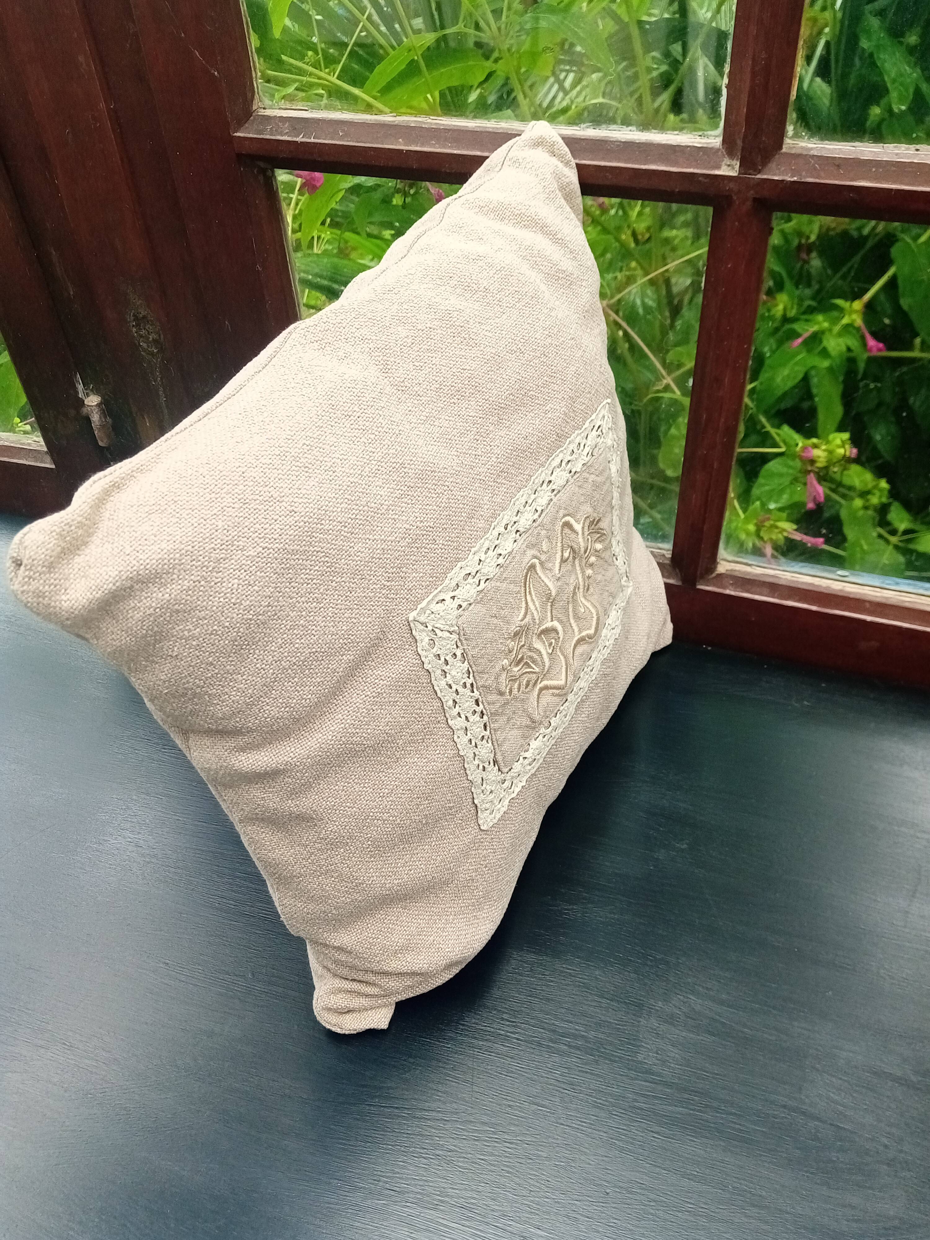 Lace cushion / Monogram