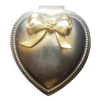 Jewelry box in the shape of a heart