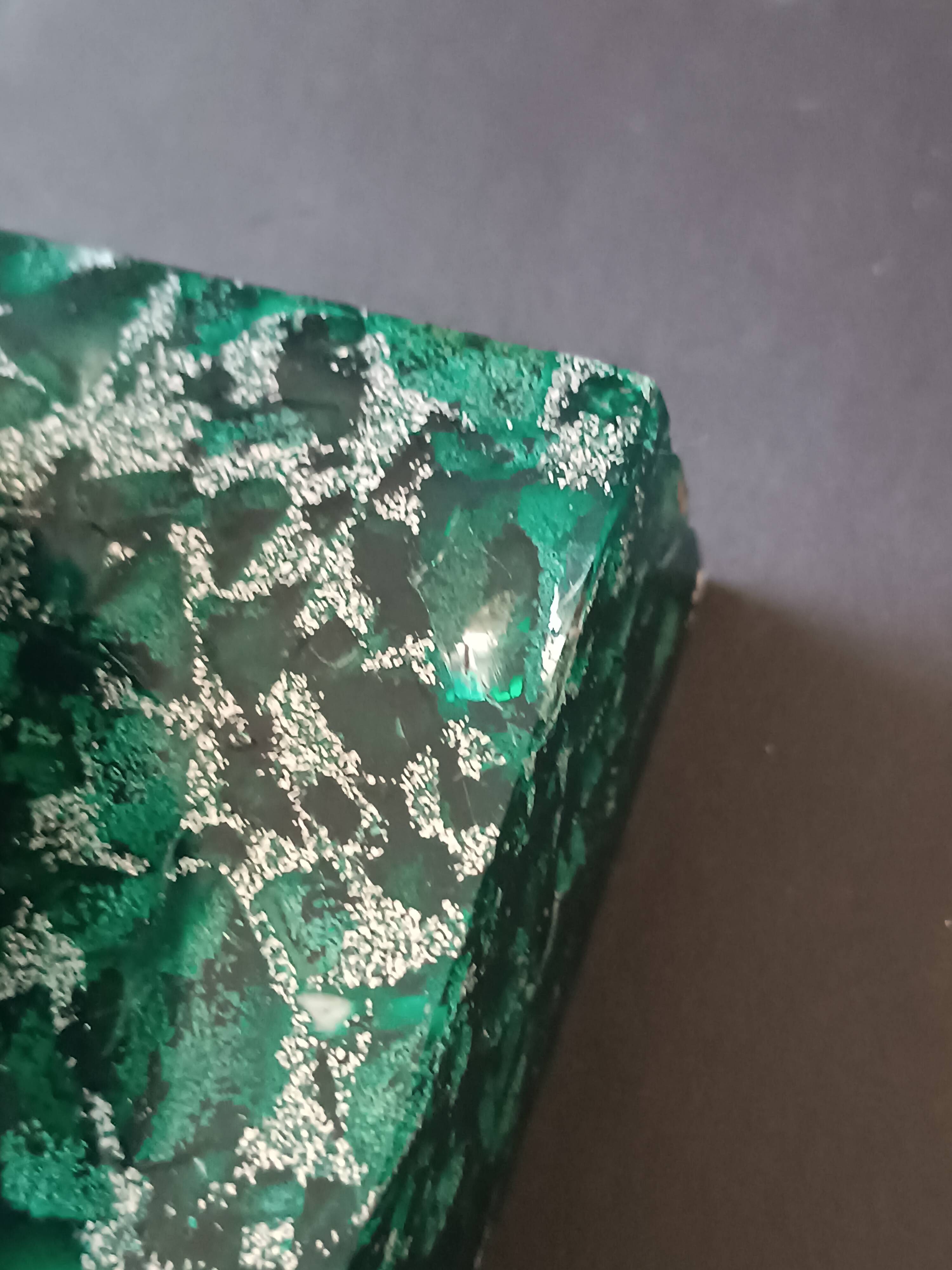 Design bookends in fractal resin with watchmaking inclusions.