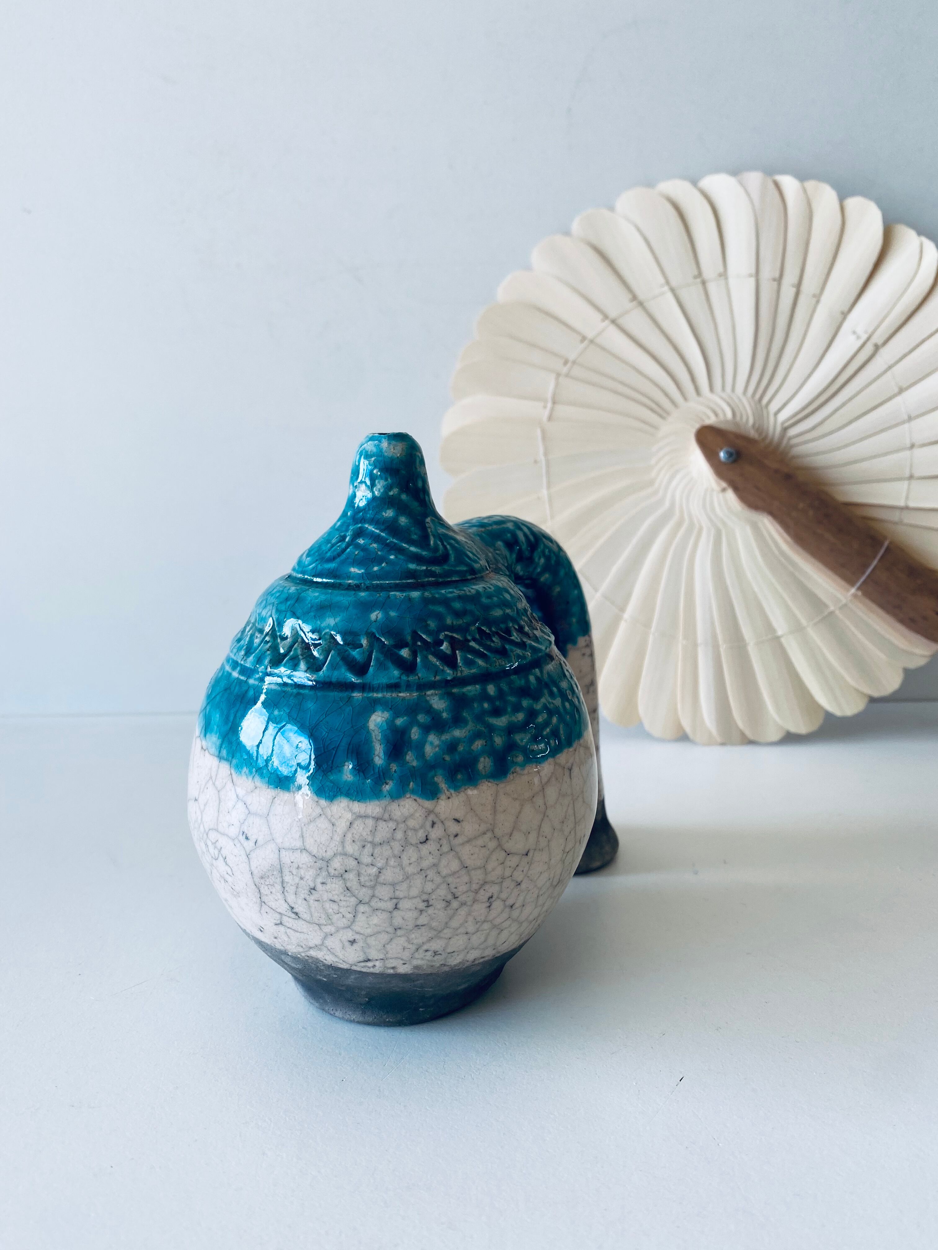 Poterie en terre cuite émaillée bleu et crème