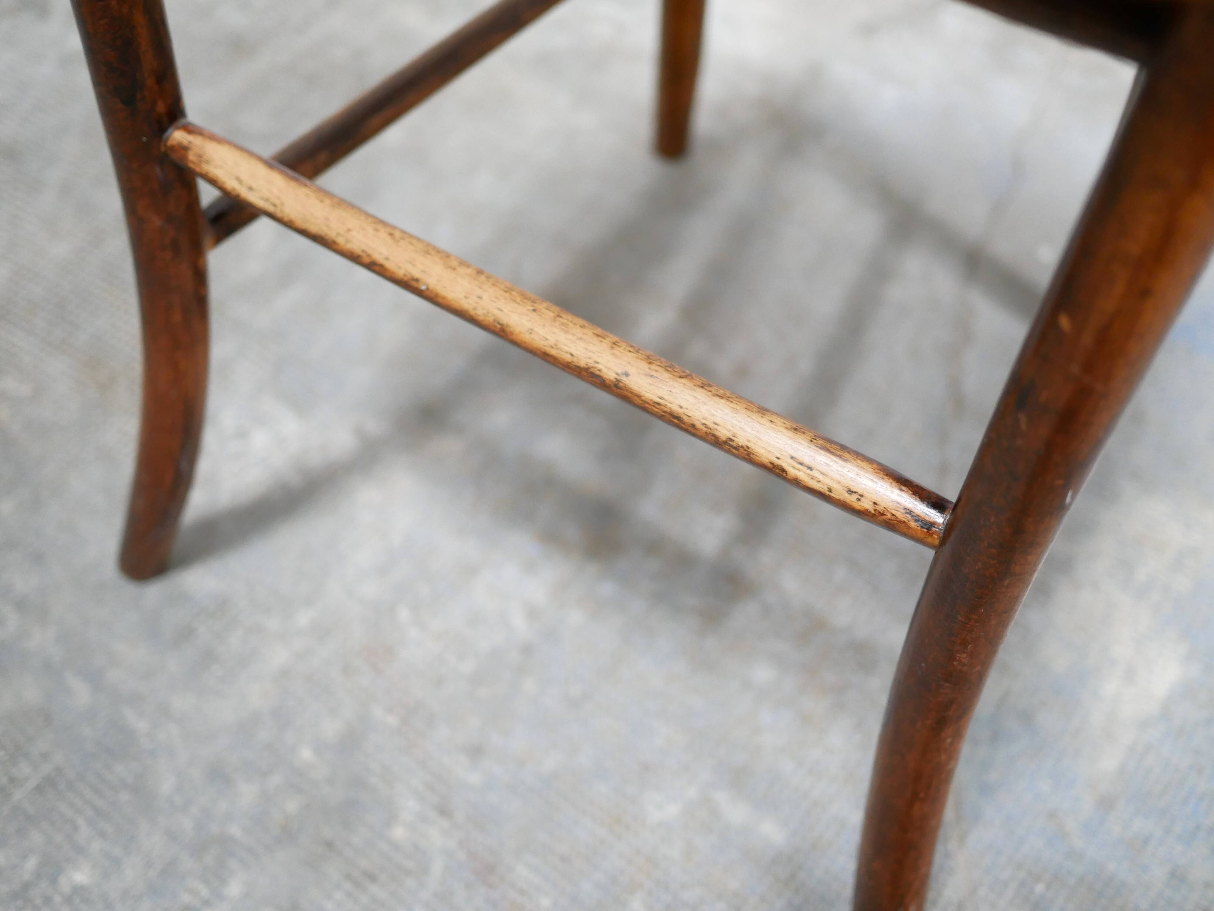 Chaise de bar vintage en bois par les éditions Luterma
