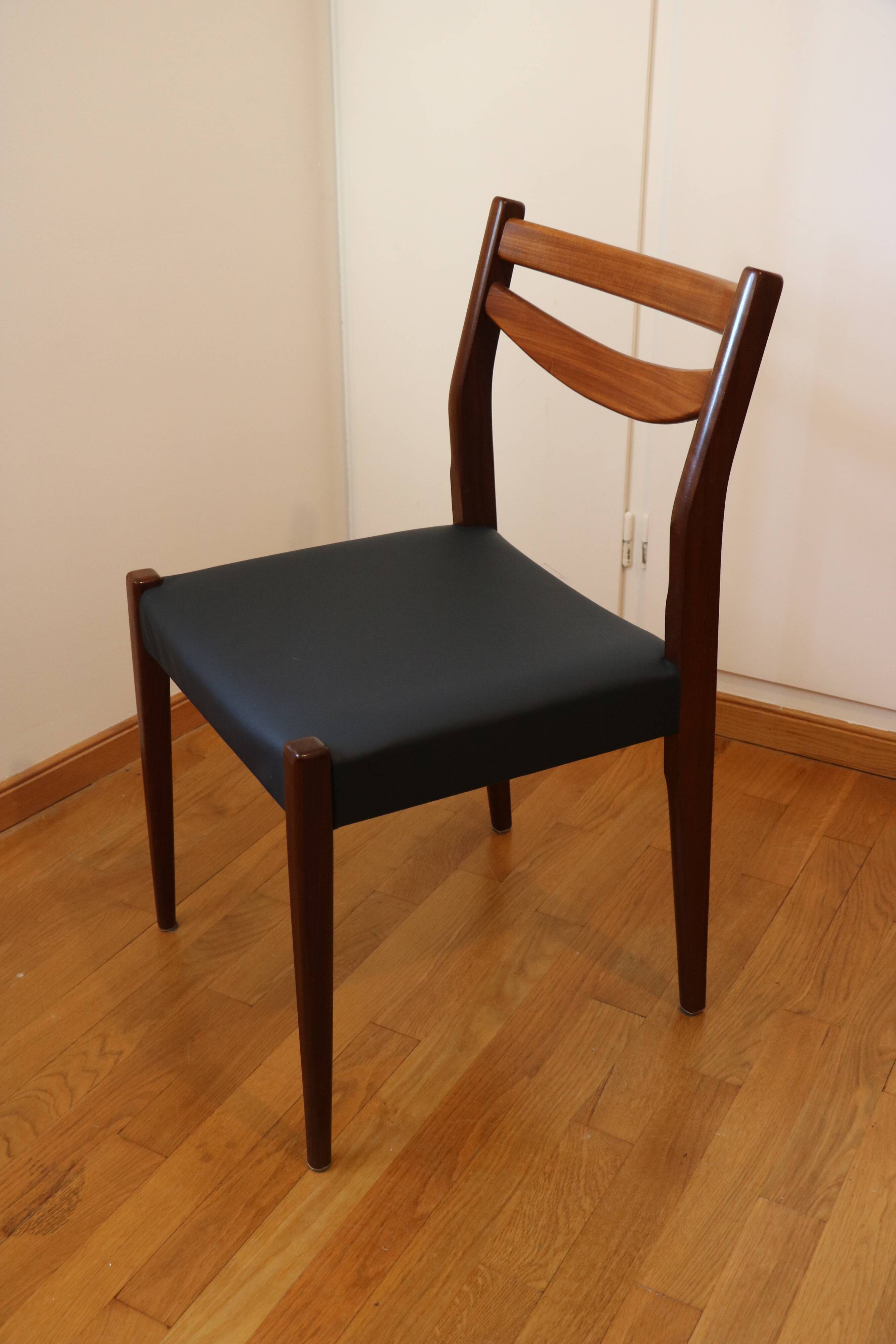 4 Scandinavian chairs in wood and faux leather, 1970.