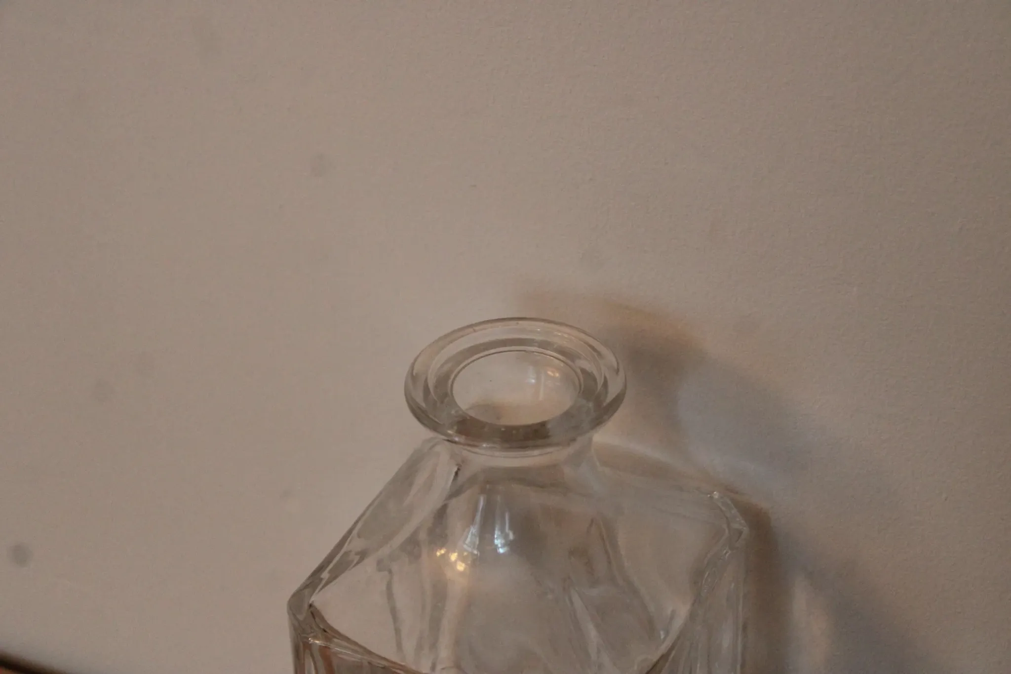Vintage whisky carafe by Cristal d’Arques with geometric design and stopper – H 26 cm