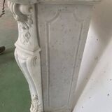 Cheminée de style Louis XV en marbre blanc de Carrare XIX siècle