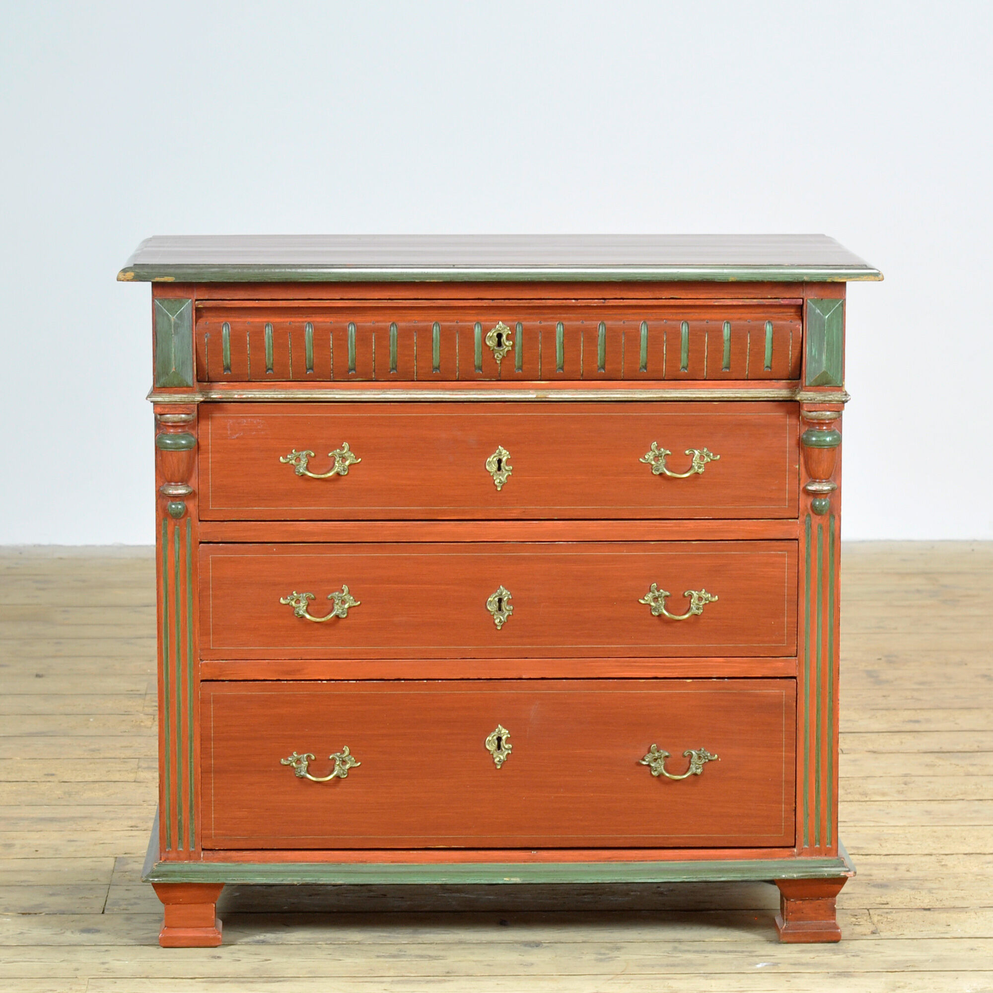 Pine chest of drawers, circa 1925
