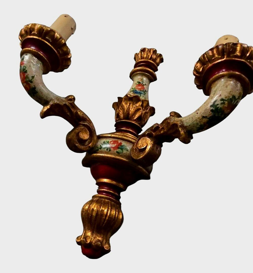 Paire d'appliques Louis XV en bois sculpté et polychrome – XIXe