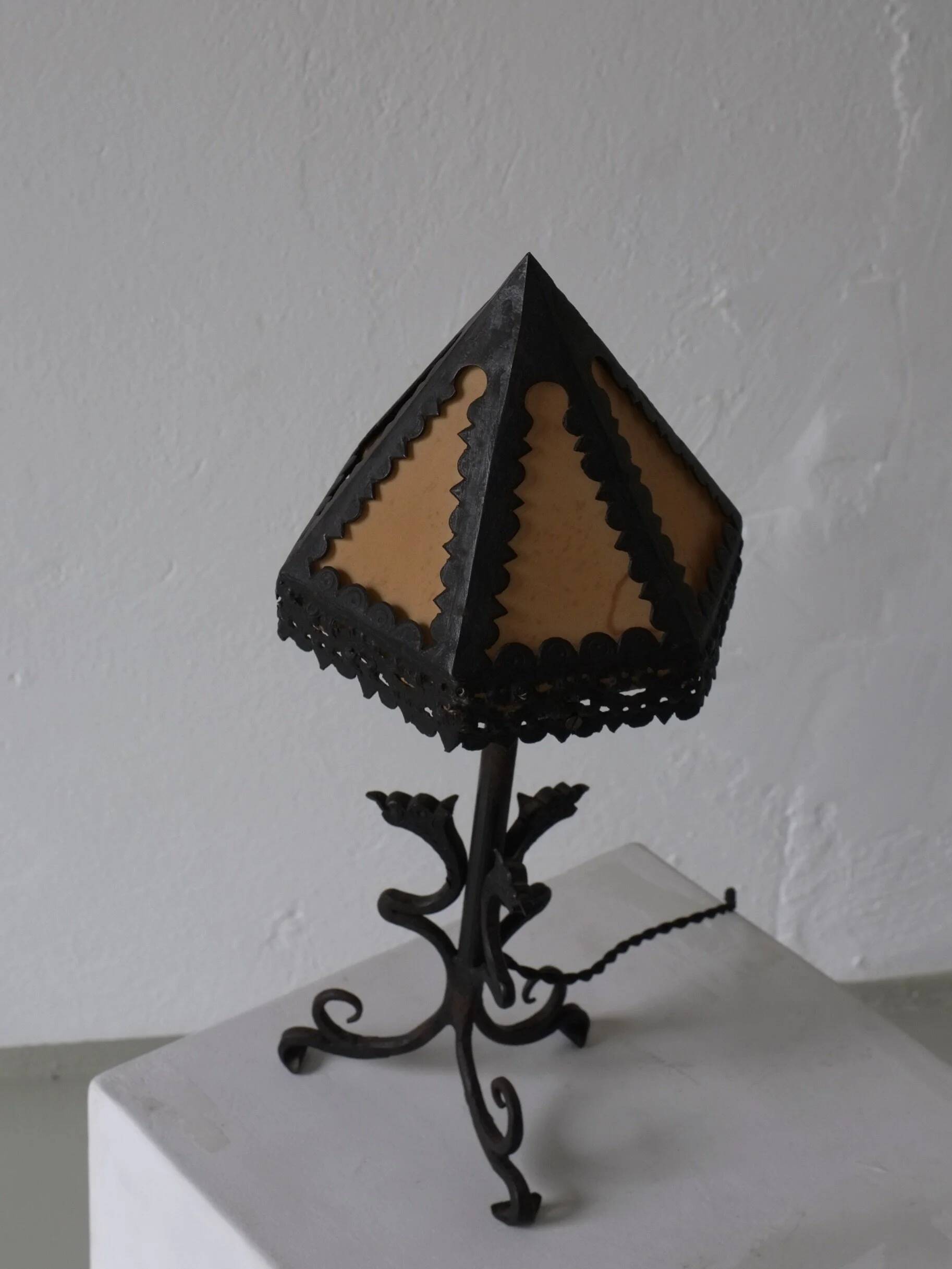 Lampe de table dragon en fer forgé, style Arts & Crafts | Italie | Années 1910