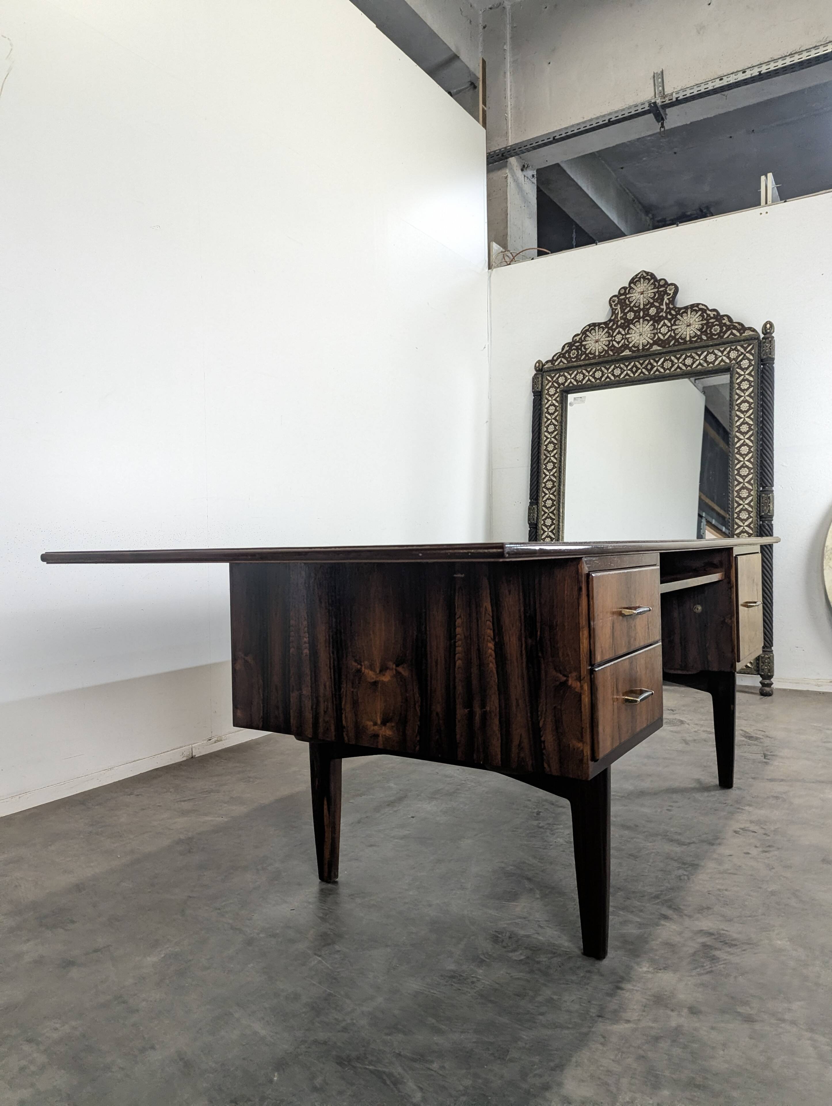 Bureau moderniste en bois exotique