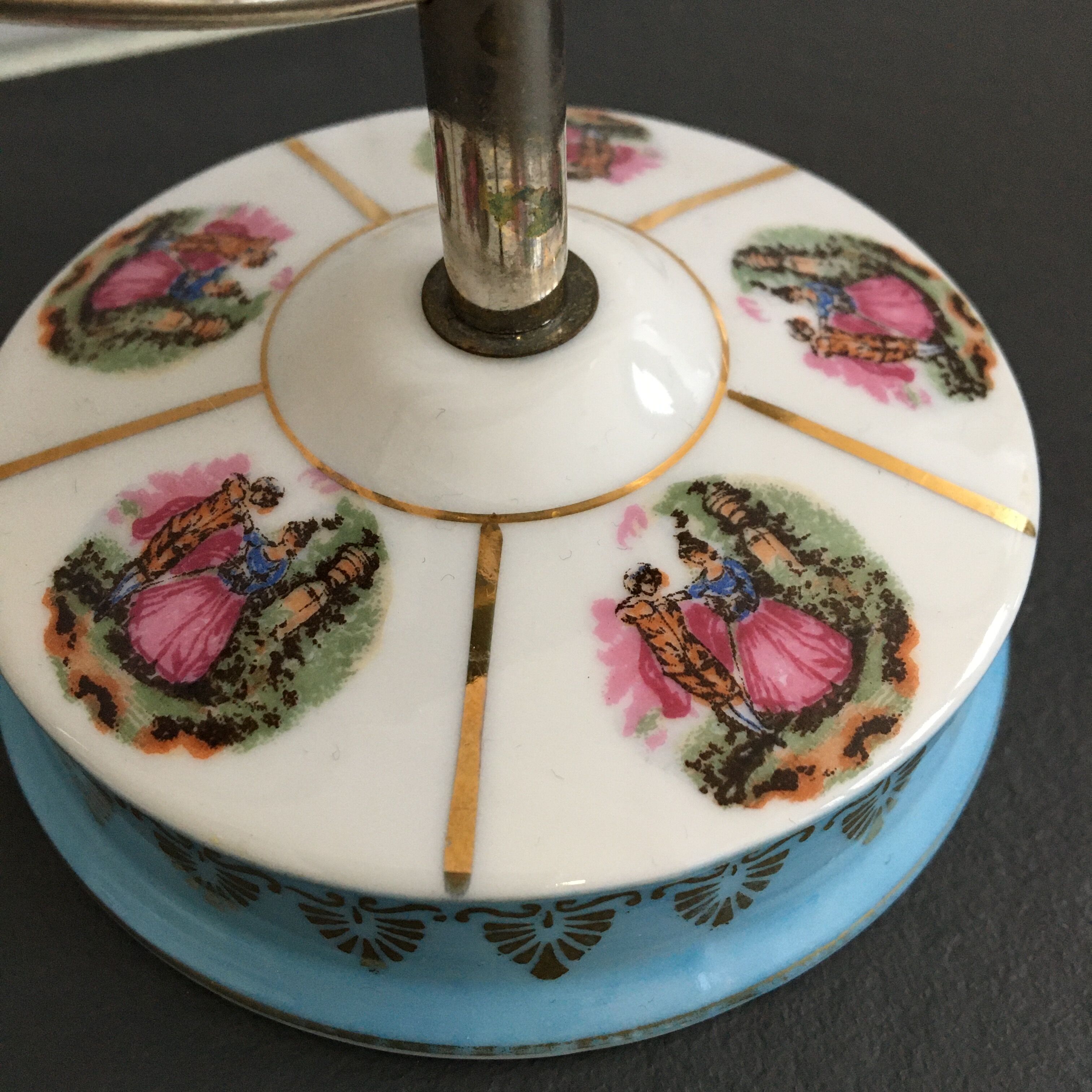 Double round mirror on porcelain foot 15x19cm