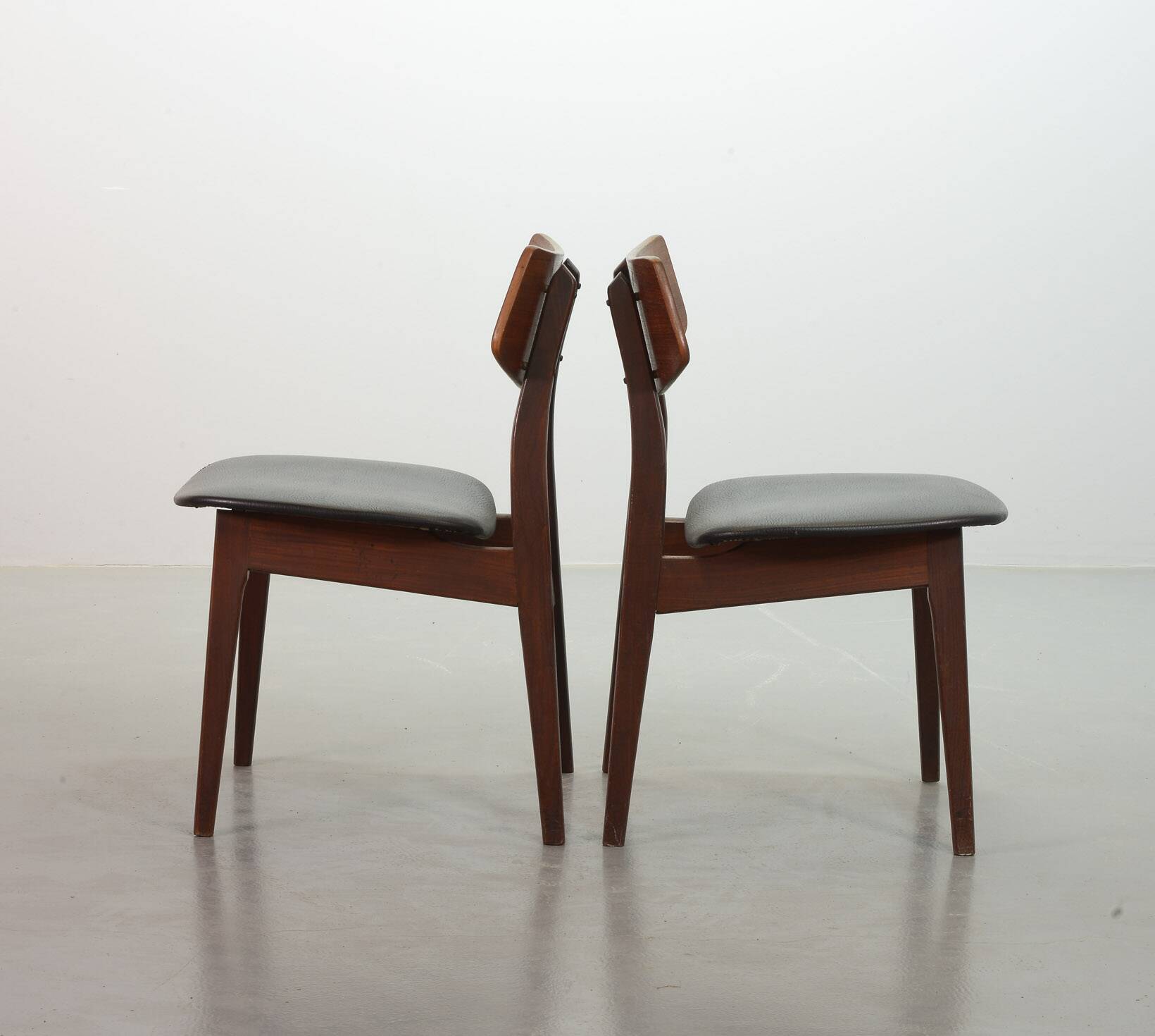 Elegant Set of 2 Webe Teak Wooden Dining Chairs by Louis van Teeffelen, 196