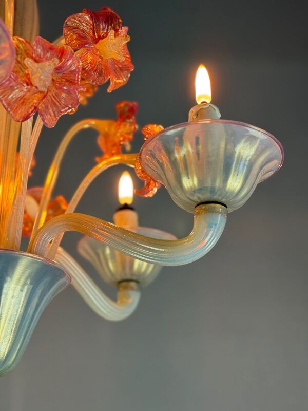 Lustre vénitien, en verre de Murano bleu et rouge, cinq bras de lumière, vers 1950