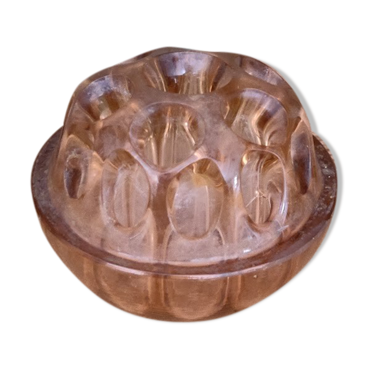 Vase stings ancient pink flowers