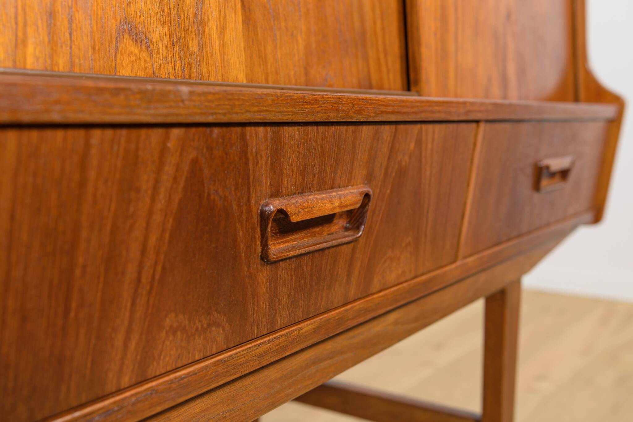 Buffet haut en teck de style moderne du milieu du siècle, fabriqué par Farso Mobelfabrik, Danemark.