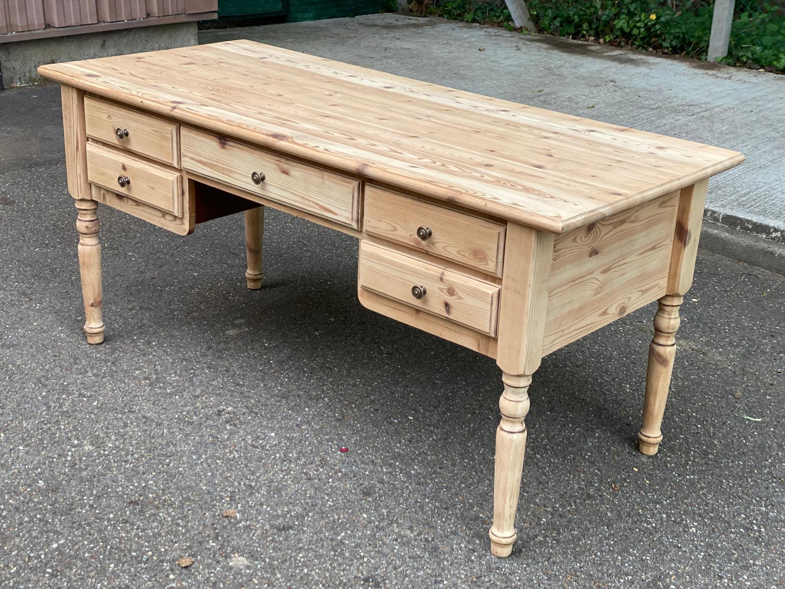 Scandinavian cocktail desk renovated in solid wood from the 90s.