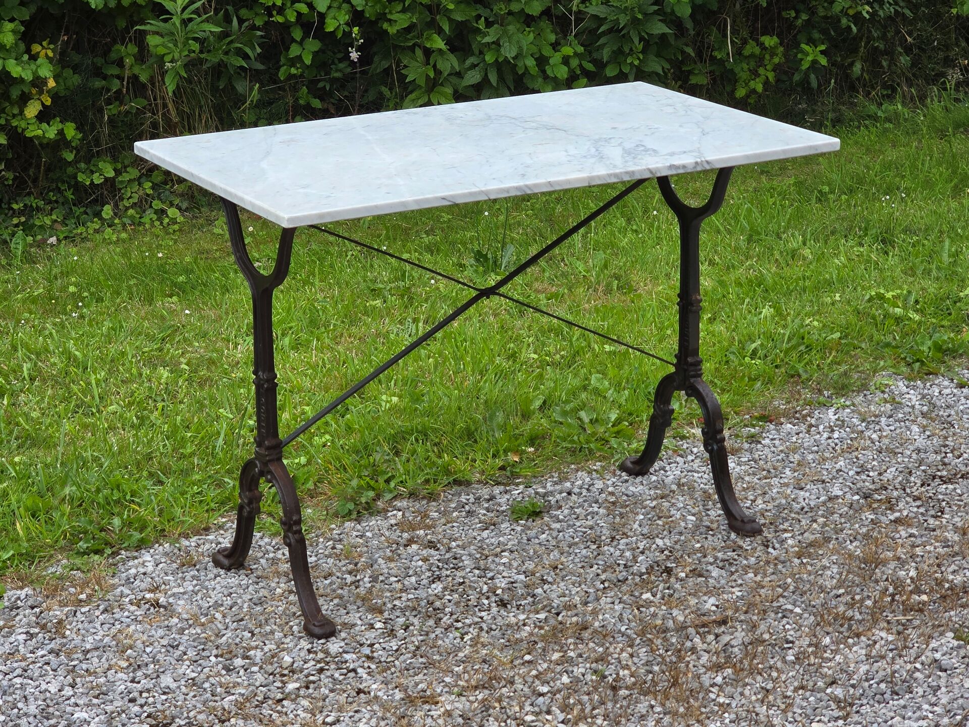 Godin bistro table in cast iron and white marble