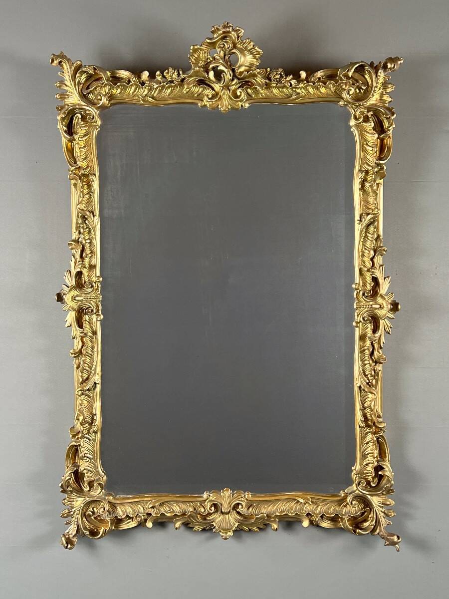 Large gilded wooden mirror in Louis XV style, 19th century.