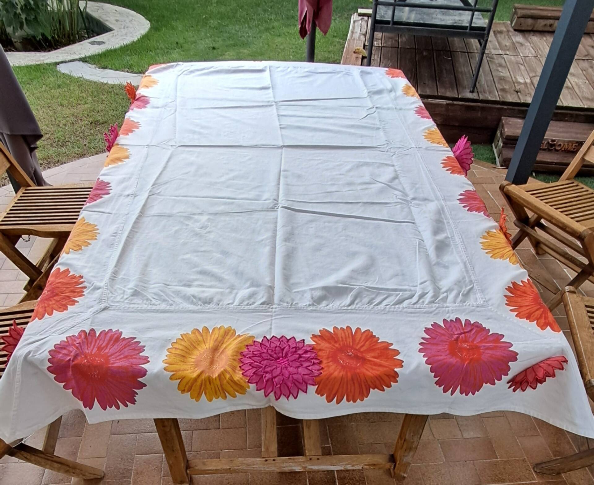 Vintage Flower Power tablecloth with large floral patterns — 1970s