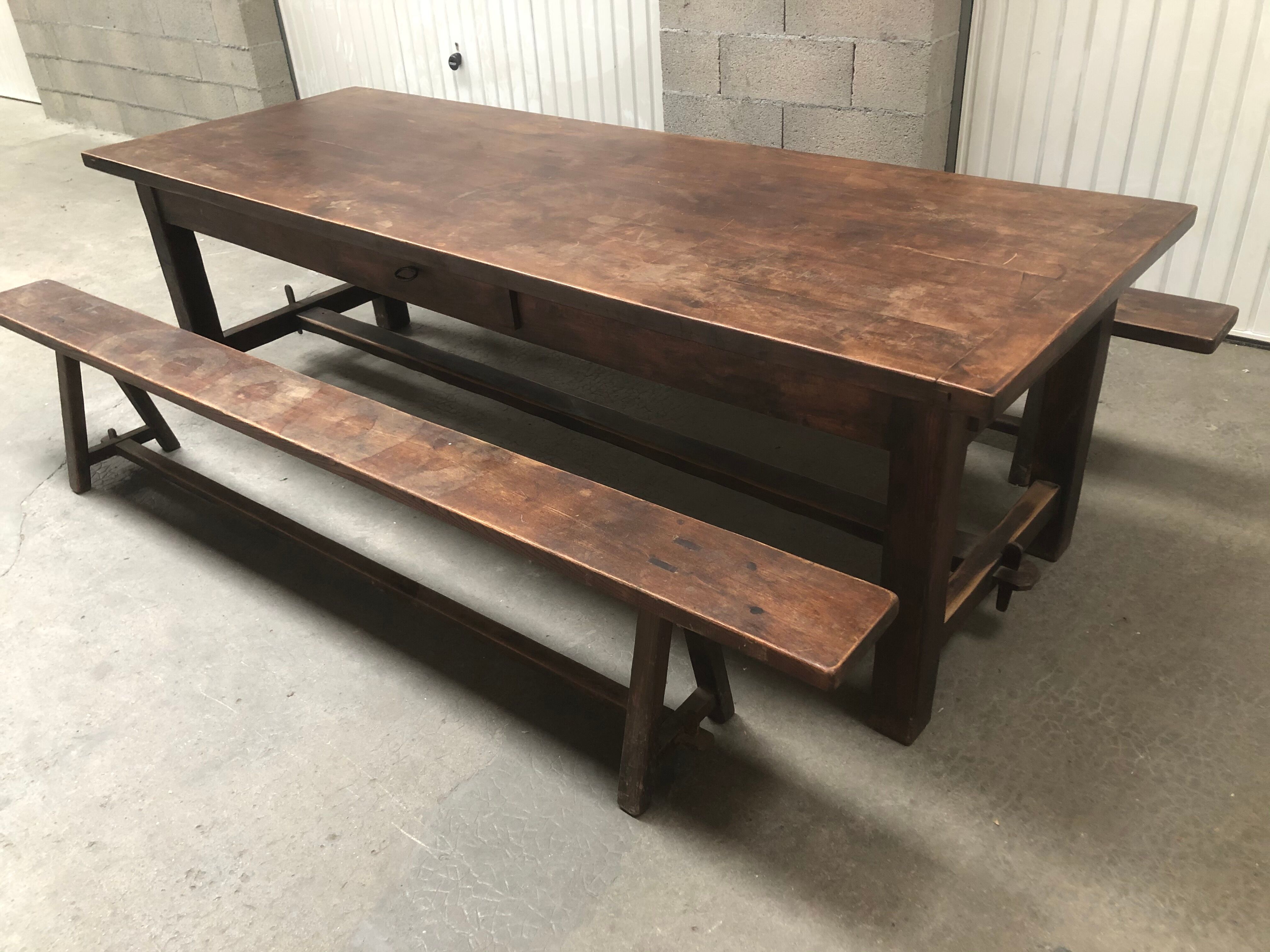 Table and 2 benches