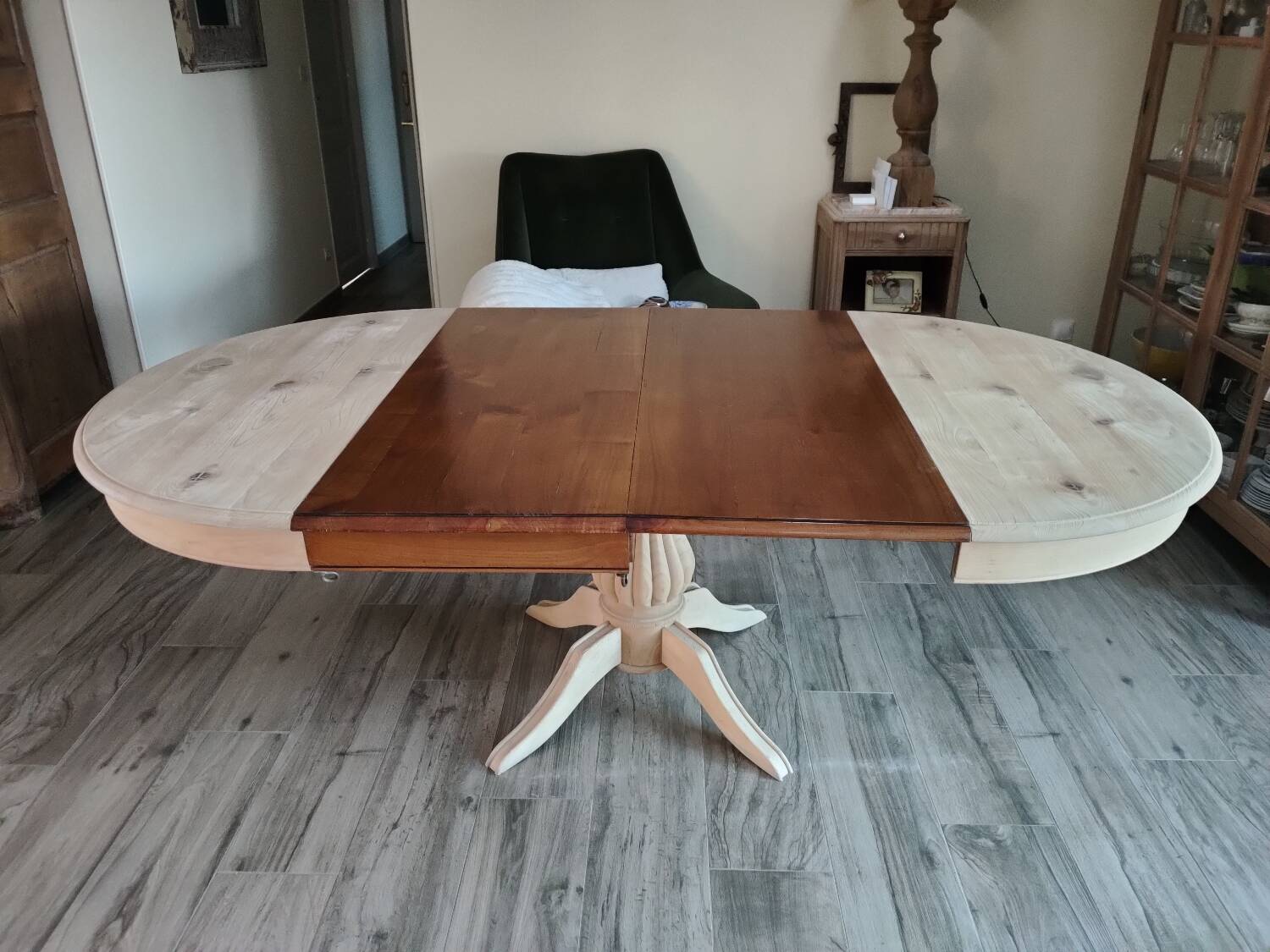 Round table with central leg