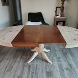 Round table with central leg