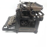 Old typewriter Underwood azerty