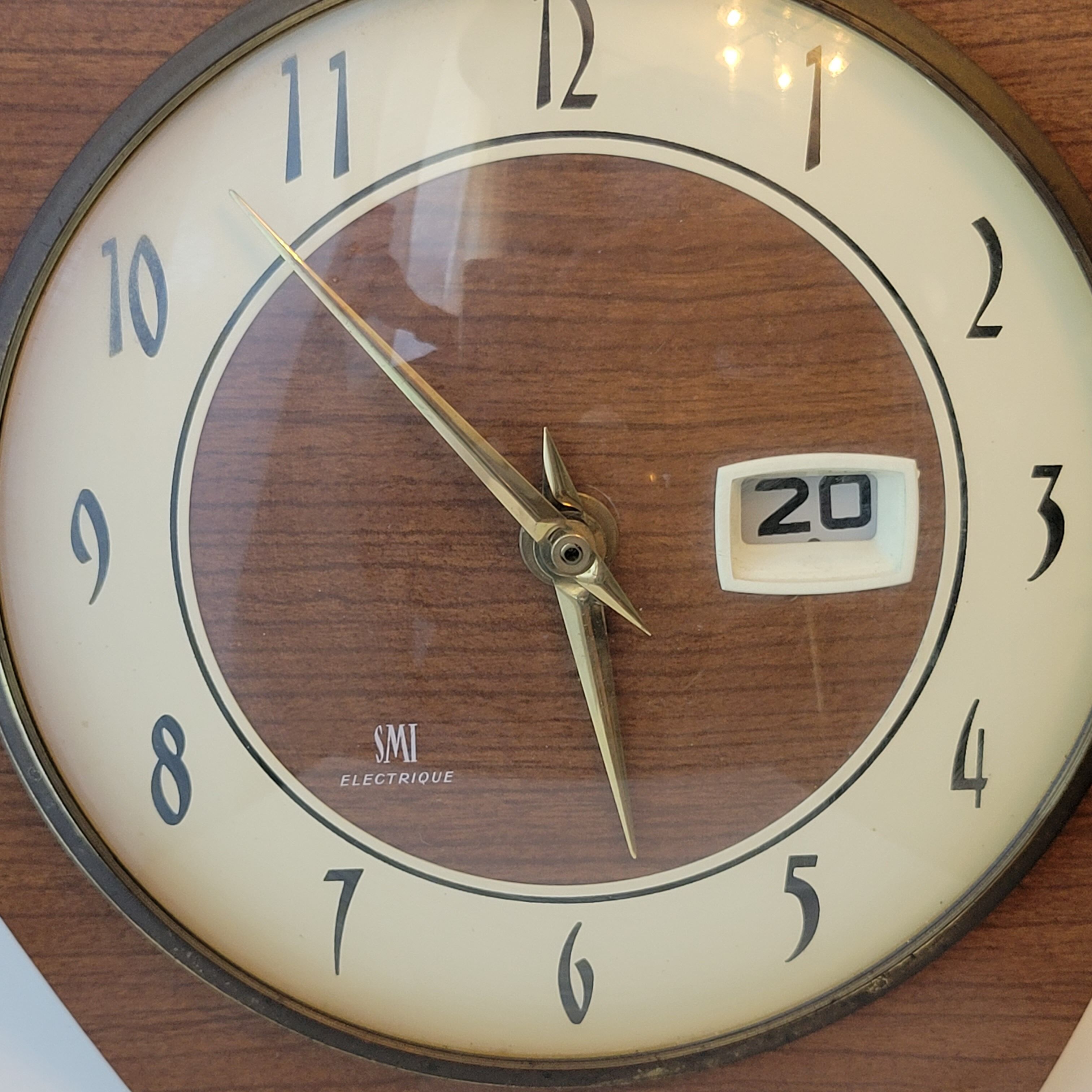 Vintage wall clock in electric smi formica with date