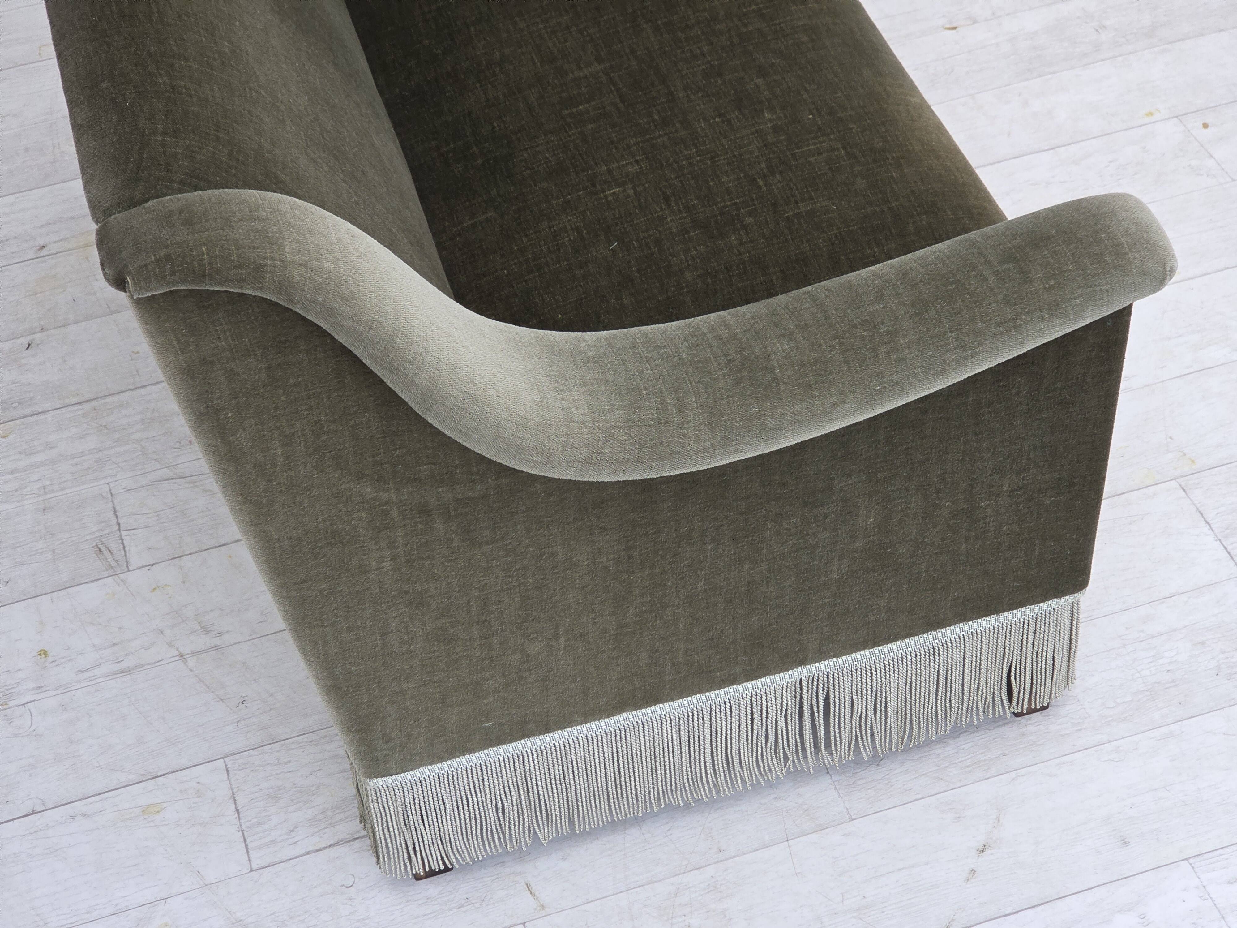 Canapé 2 places danois des années 1970, velours vert, bois de hêtre.