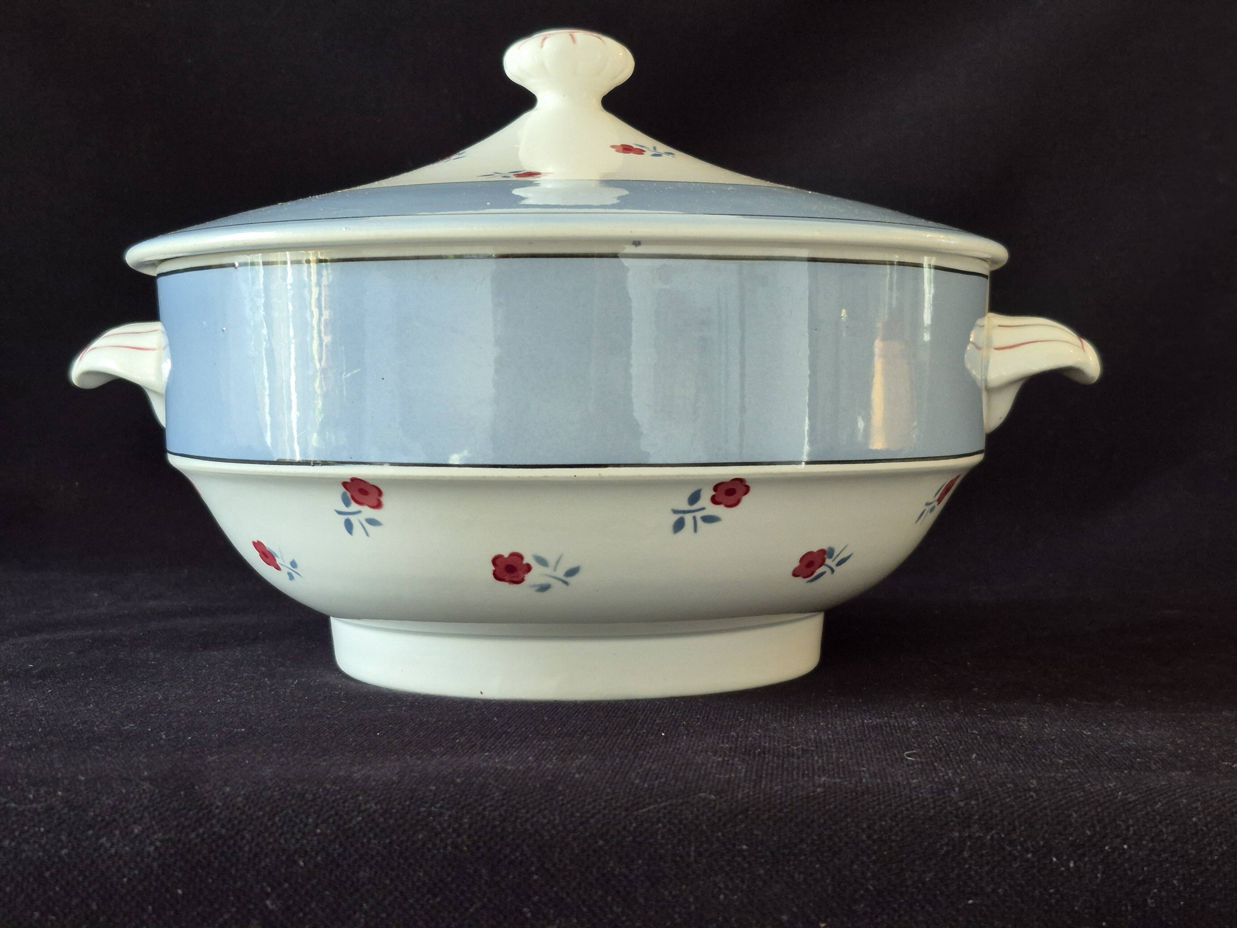 Grand légumier (soupière) en faïence de Digoin Sarreguemines, modèle AIX