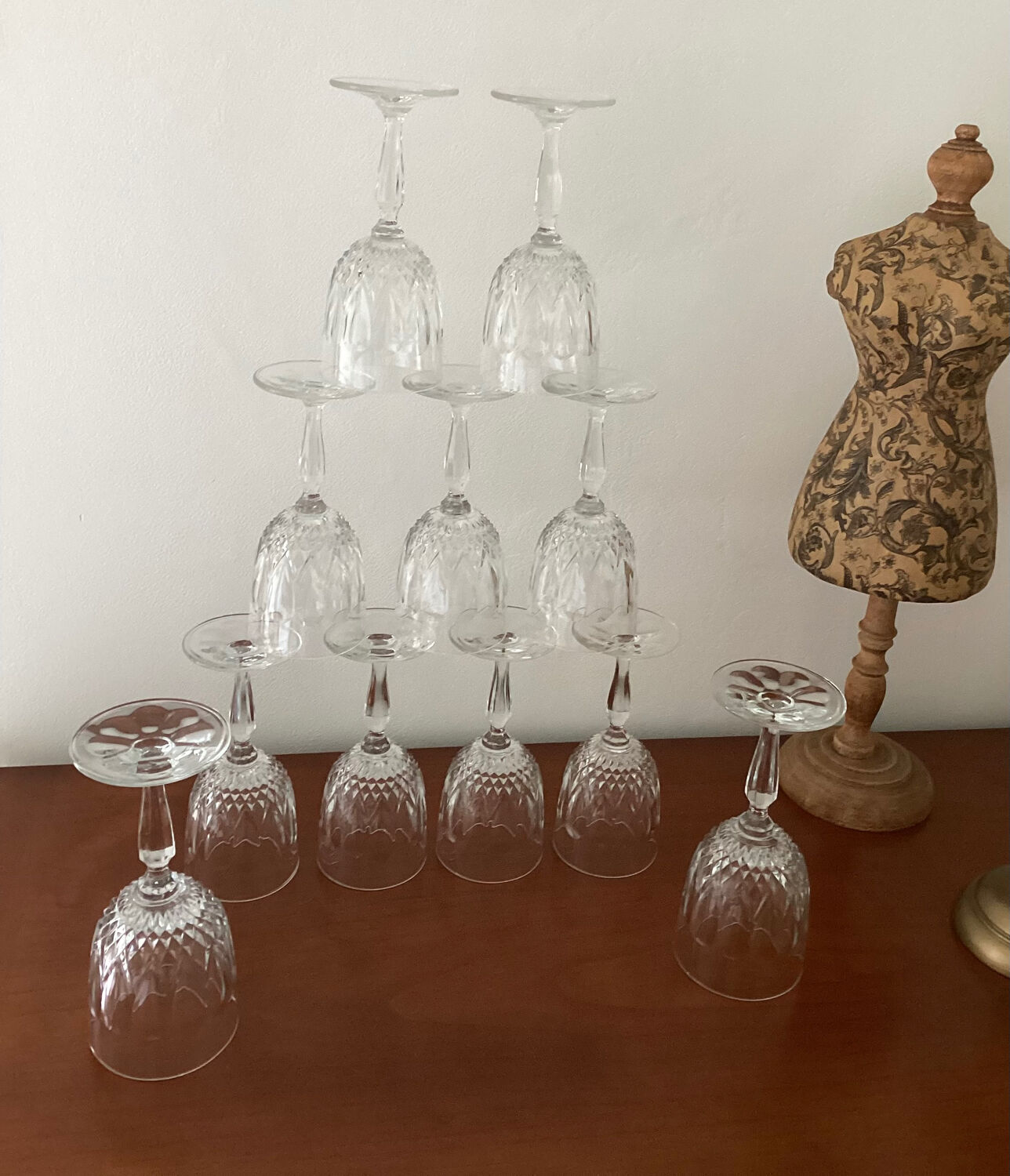 Lot of stemmed glass