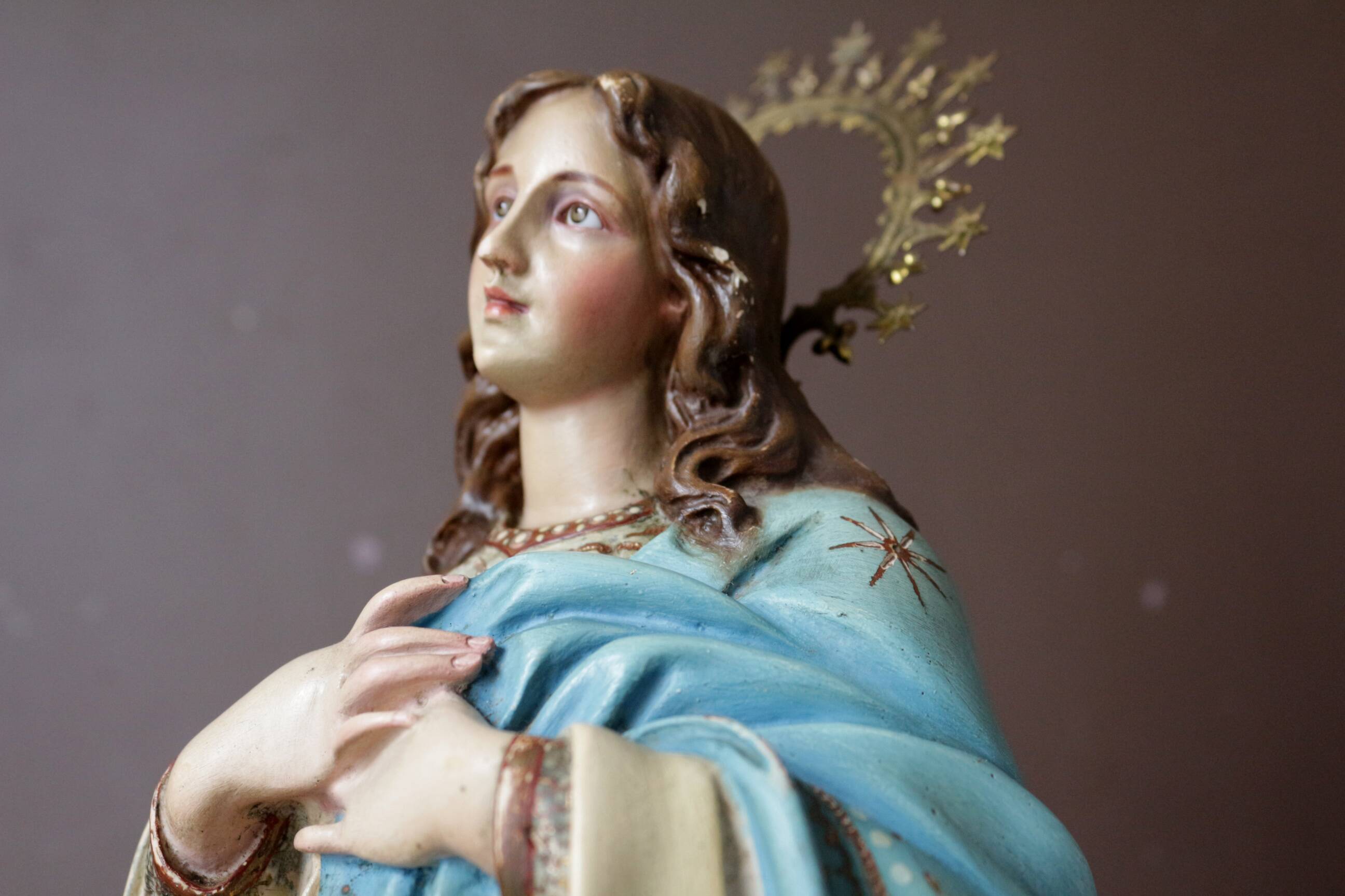 Plaster statuette of the Virgin of Olot with glass eyes. Early 20th century.