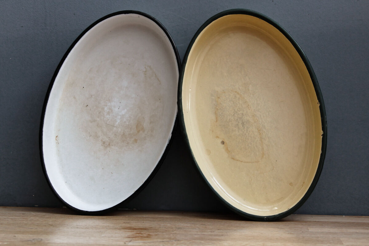 Pair of enamelled sheet metal dishes