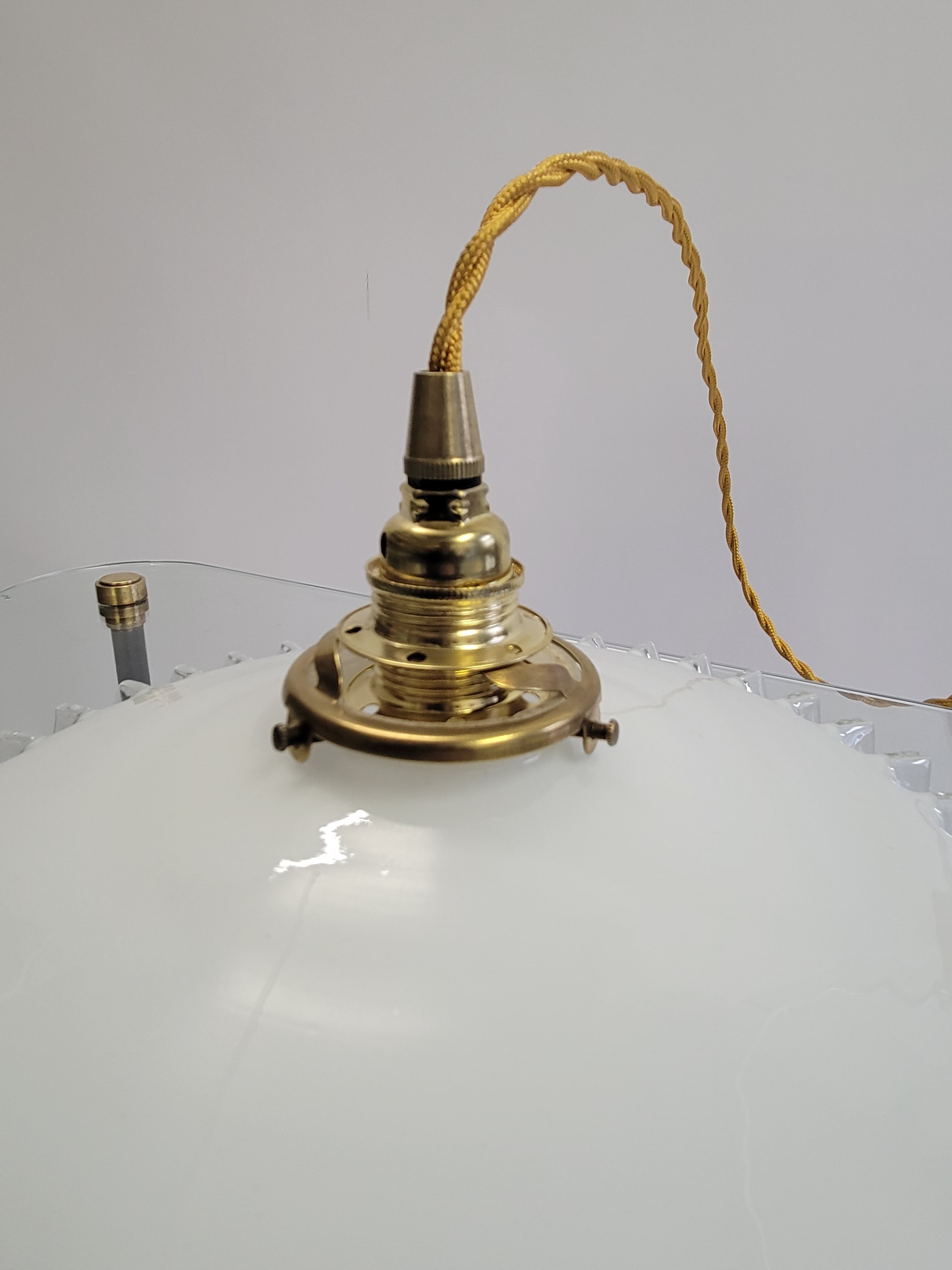 Serrated opaline suspension