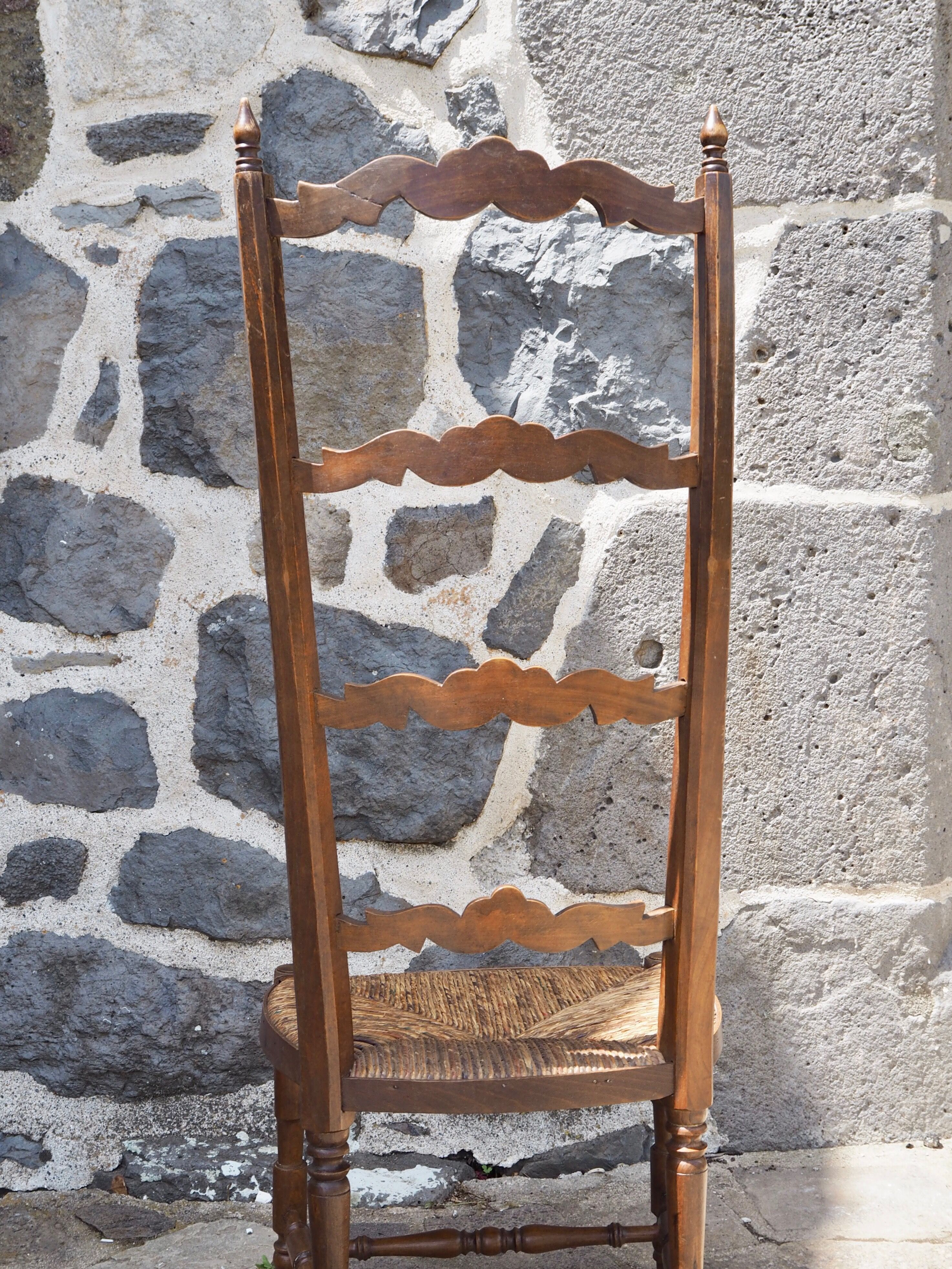 Carved mulched nanny chair